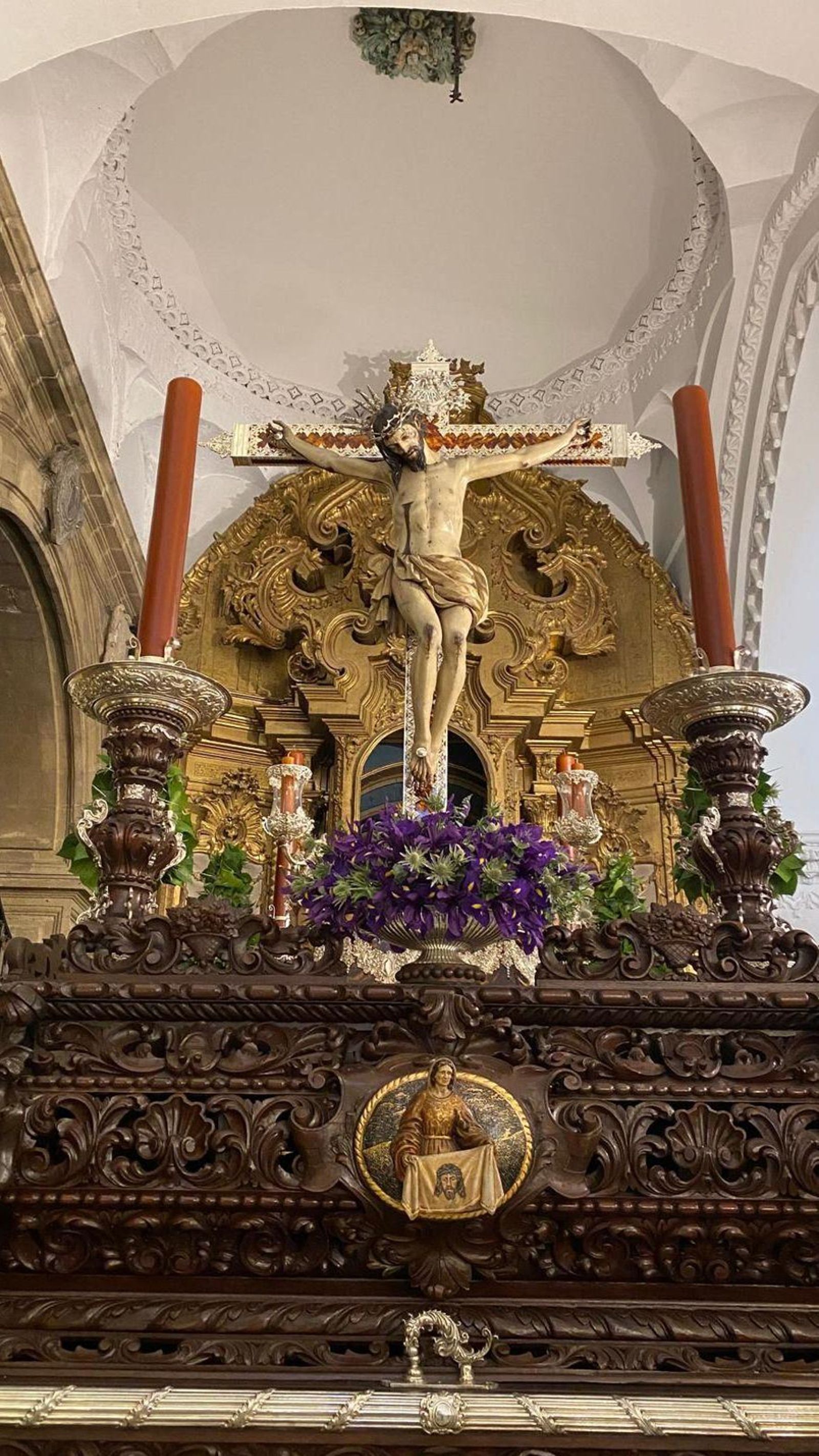 Los hachones y la cartela que han sido sustraídos.