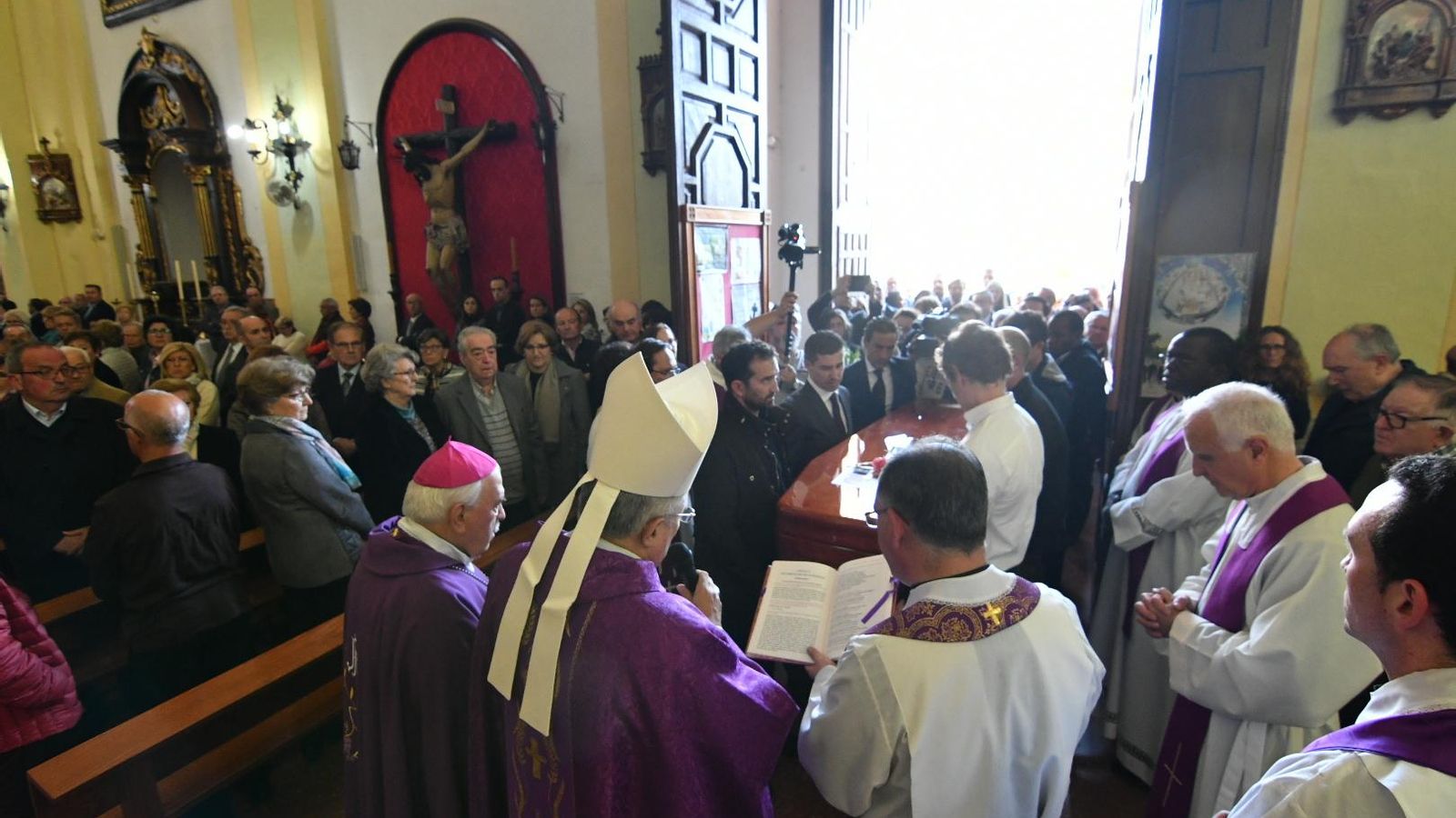 El obispo, Demetrio Fernández, recibe el féretro con los restos de Antonio César Fernández