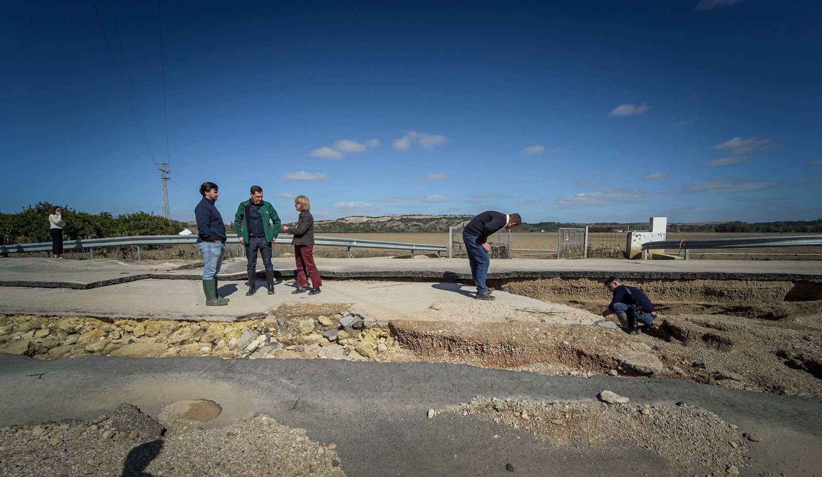 Imágenes de la visita de Juanma Moreno y el comisario europeo de Agricultura a los campos afectados por el temporal en Jerez