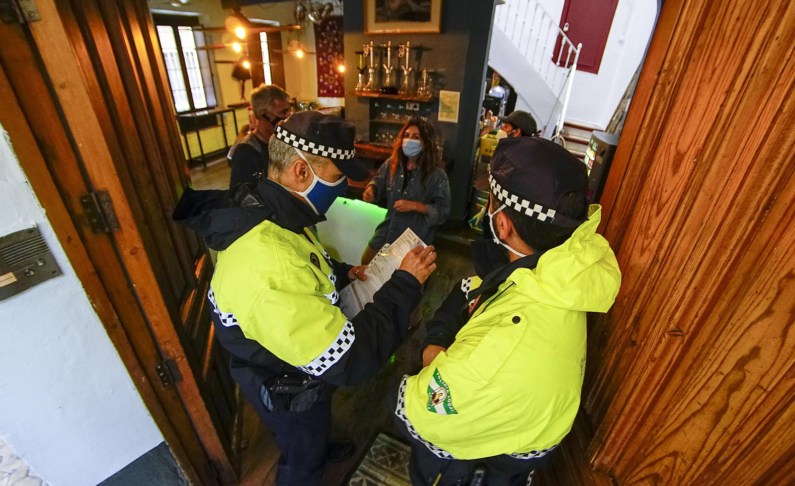 Inspección de la Policía Local de Sevilla en un bar del centro de la ciudad.