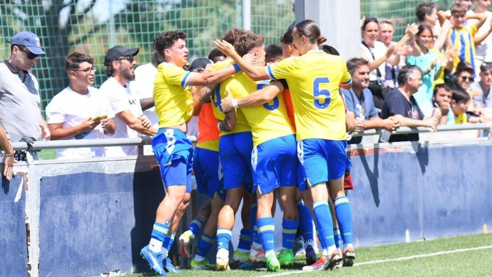 Los jugadores del Cádiz Balón celebran el 1-0.