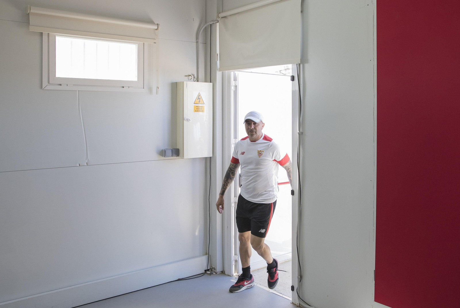 Jorge Sampaoli ingresa en la sala de prensa de la ciudad deportiva del Sevilla, en una de sus últimas comparecencias.