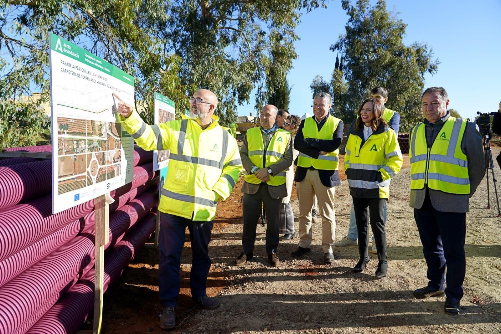 La consejera Rocío Díaz con al alcalde mairenero, Juan Manuel López, en el comienzo de unos trabajos con una inversión que supera el millón de euros