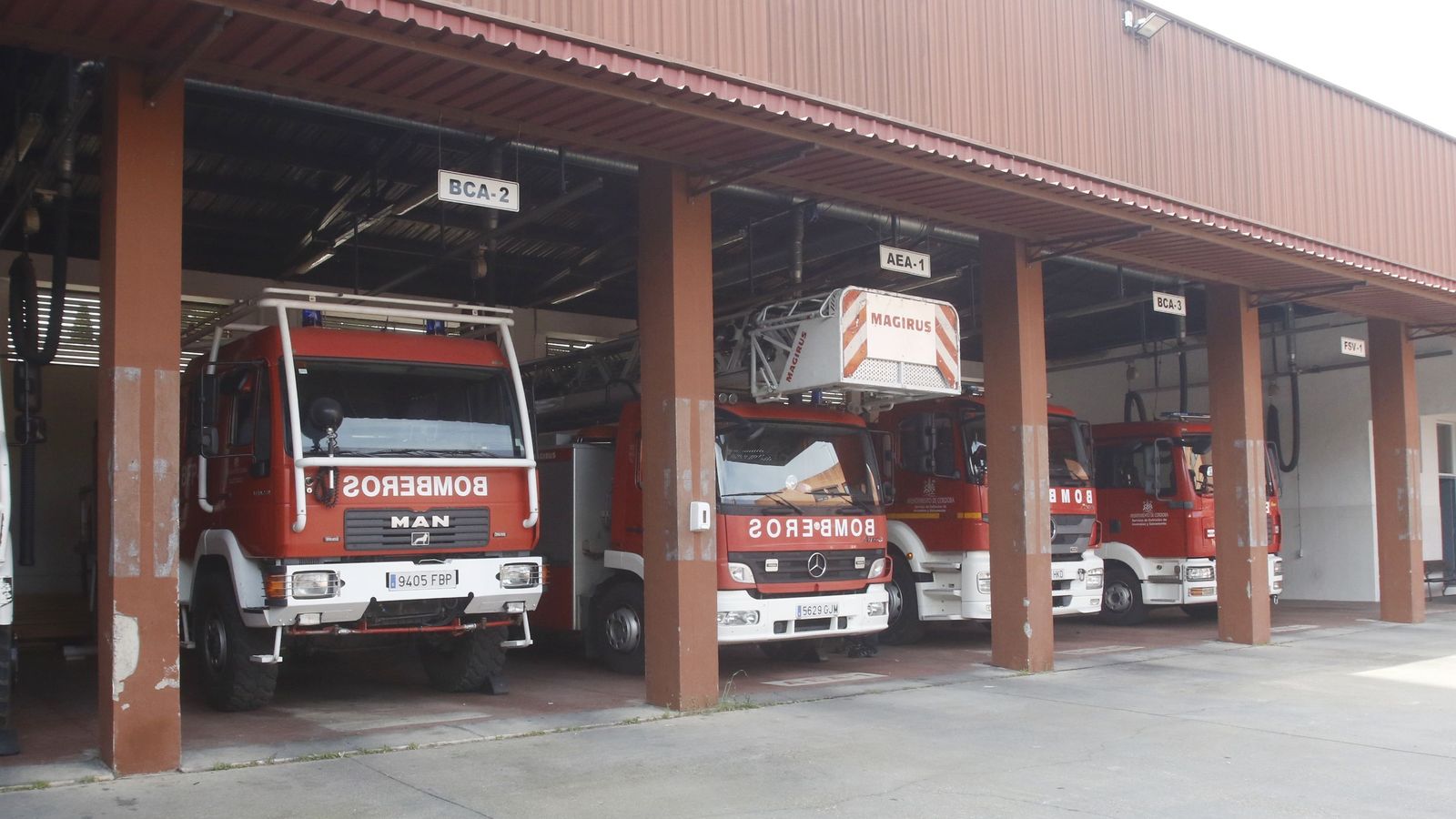 Varios camiones de bomberos, estacionados en el parque Central de Córdoba.