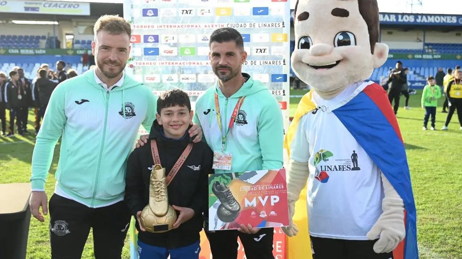 Javi Quesada y David Rus hacen entrega del trofeo de MVP a Lucas Pajares (Getafe CF).