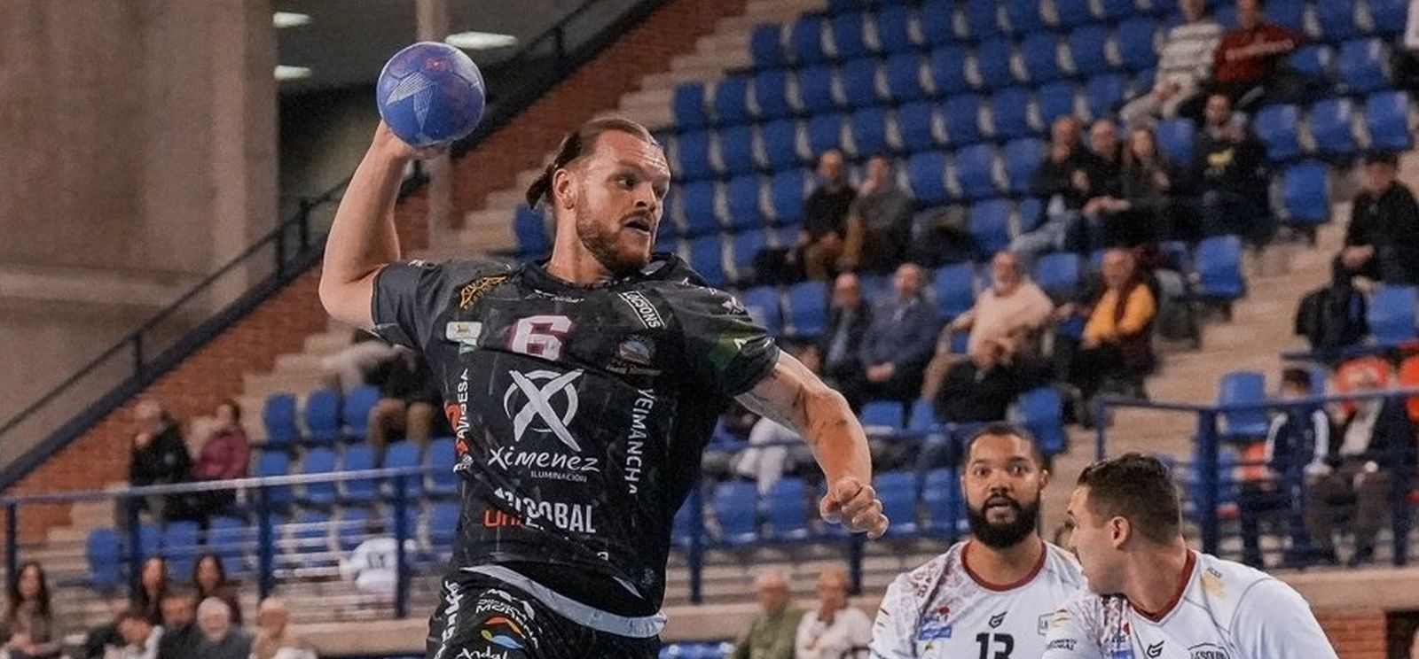 Dani Ramos lanza a portería ante la presencia de dos jugadores del Logroño.