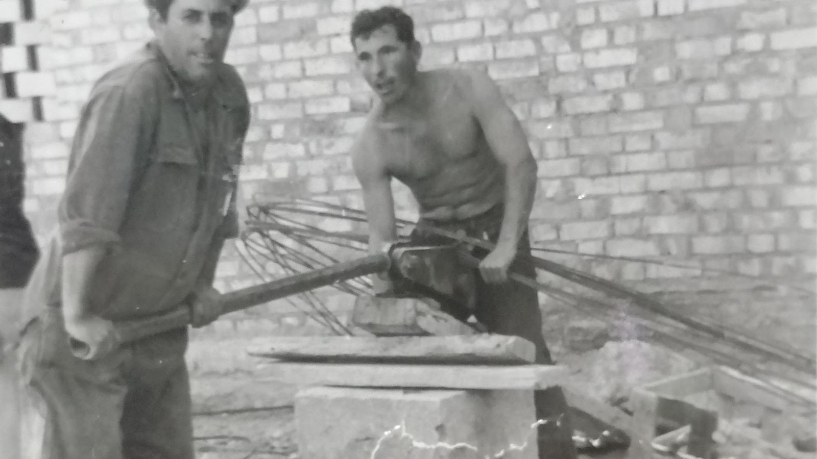 Dos de los 27 durante la construcción de las viviendas, a principios de los 70.