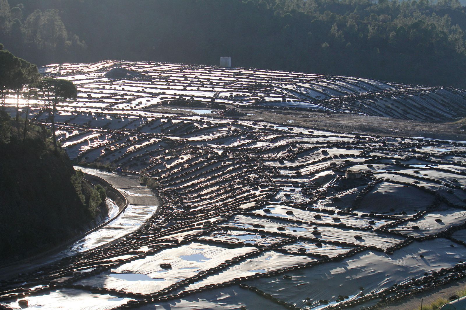 Vista general de los depósitos en las instalaciones del centro de residuos de Nerva.