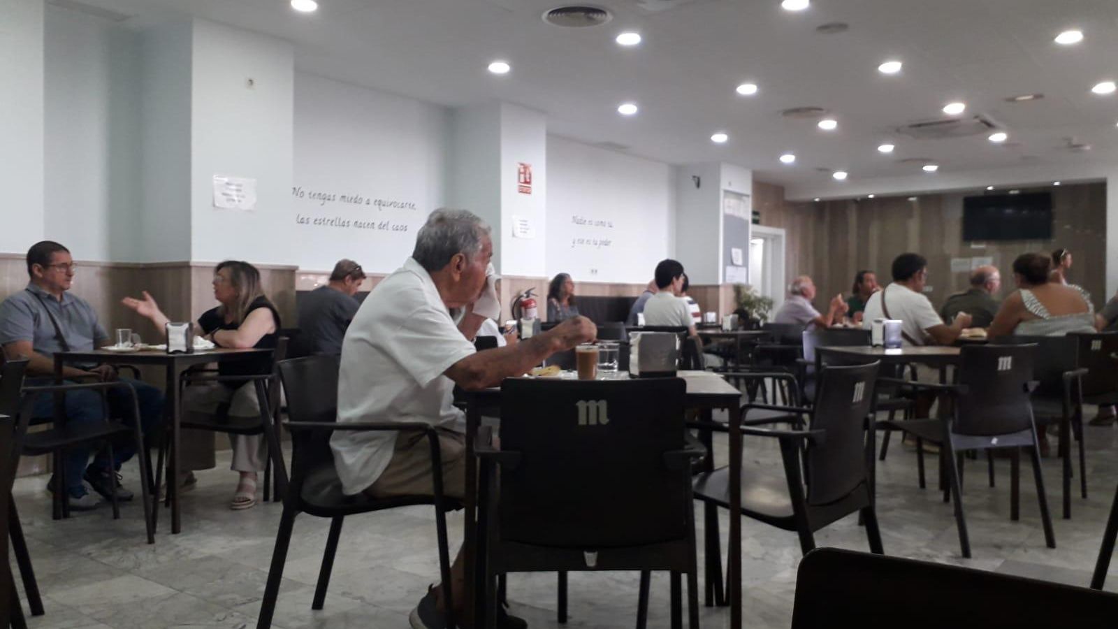 Desayunos en la cafetería del hospital Infanta Elena, esta semana.