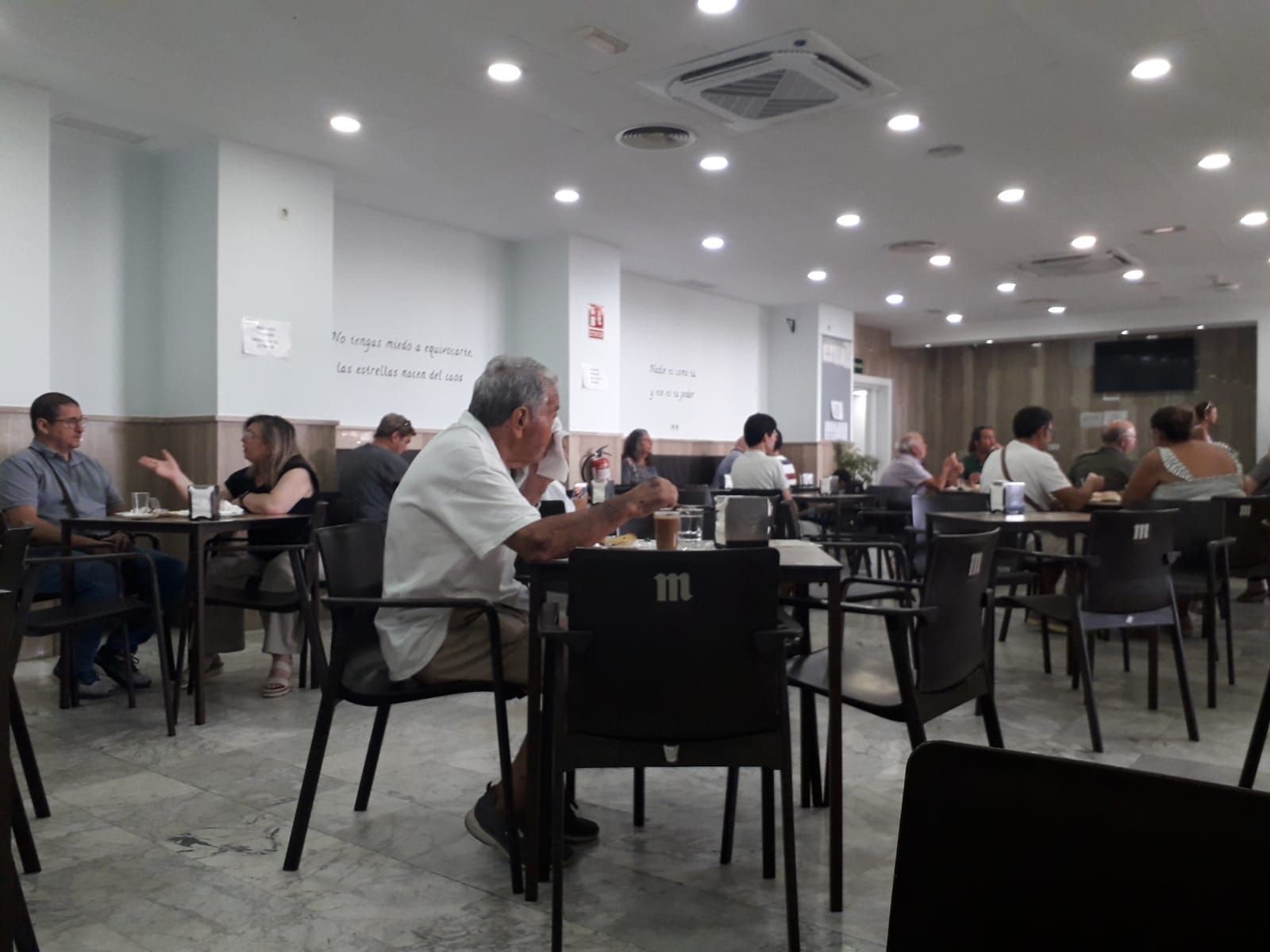 Desayunos en la cafetería del hospital Infanta Elena, esta semana.
