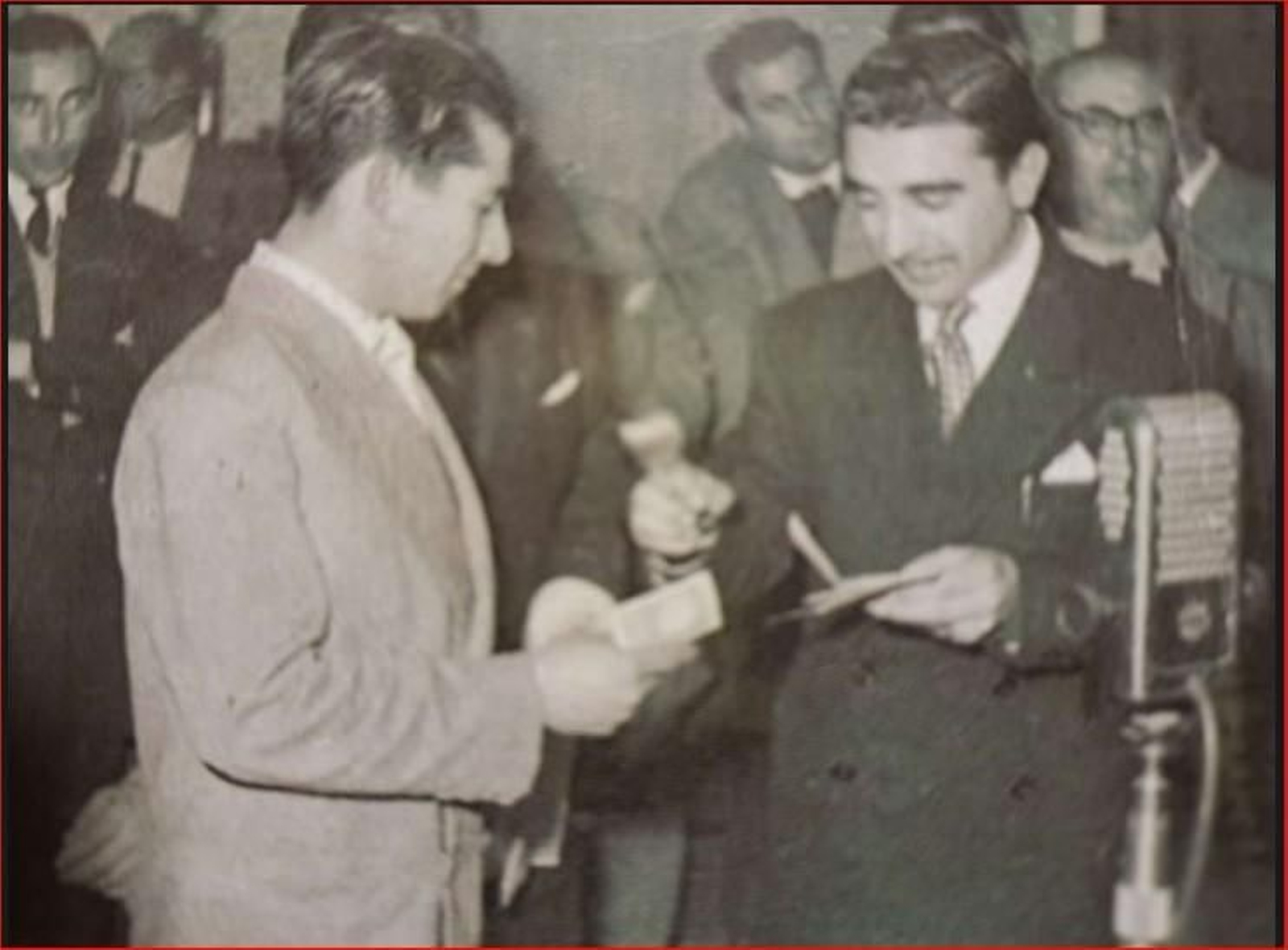 3. Paco Toronjo recoge un premio conseguido. 3. Paco Toronjo recoge un premio conseguido.