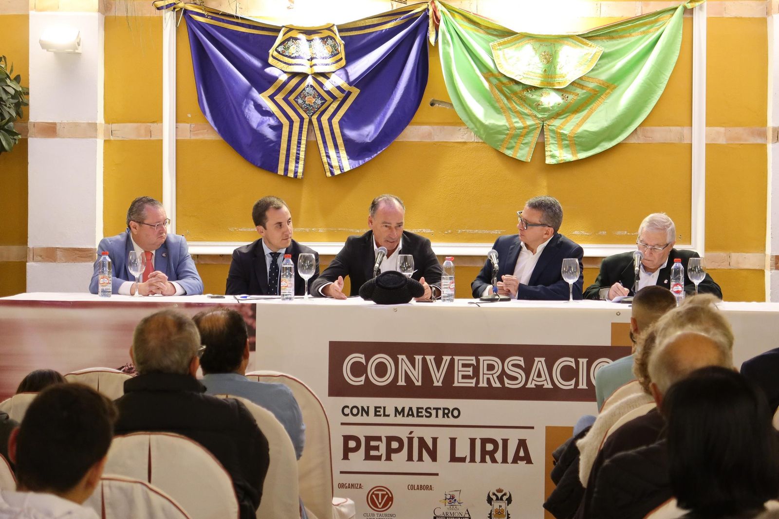 Momento de la charla con el diestro.