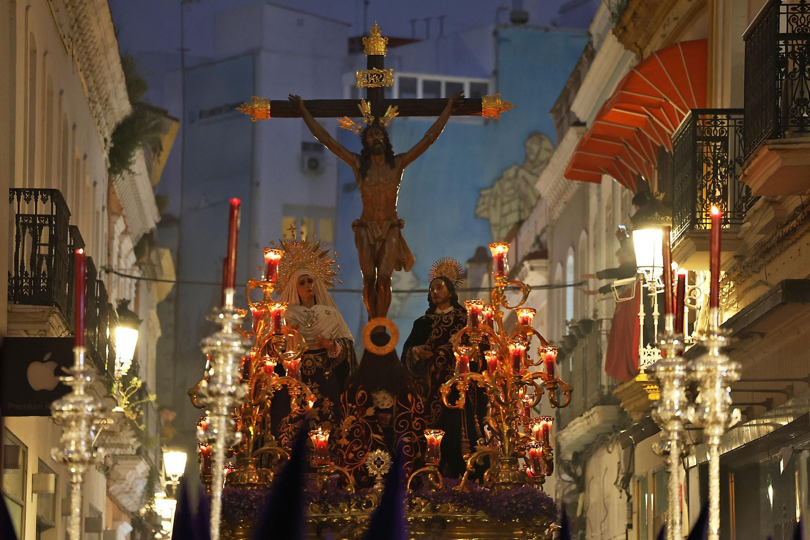 Miércoles Santo: La Hermandad de La Esperanza por las calles de Huelva