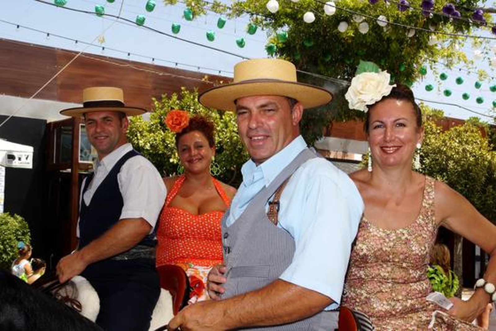 Los hermanos Arrebola, Antonio y José Miguel, pasean a caballo por el Real con sus mujeres. 

Foto: Punto Press
