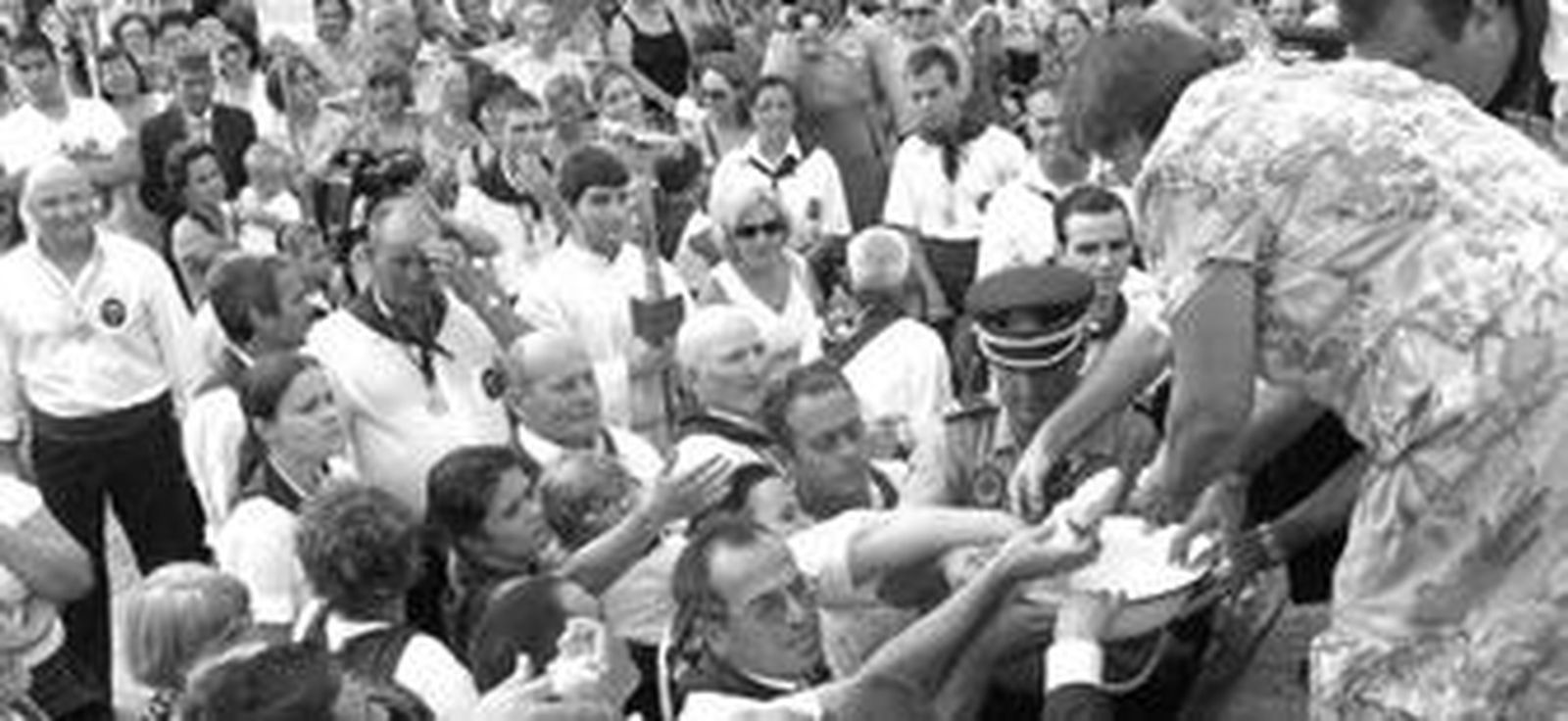 Tras lavar la cara de Santa Ana, los fieles que acudieron pudieron obtener algo del agua sobrante.