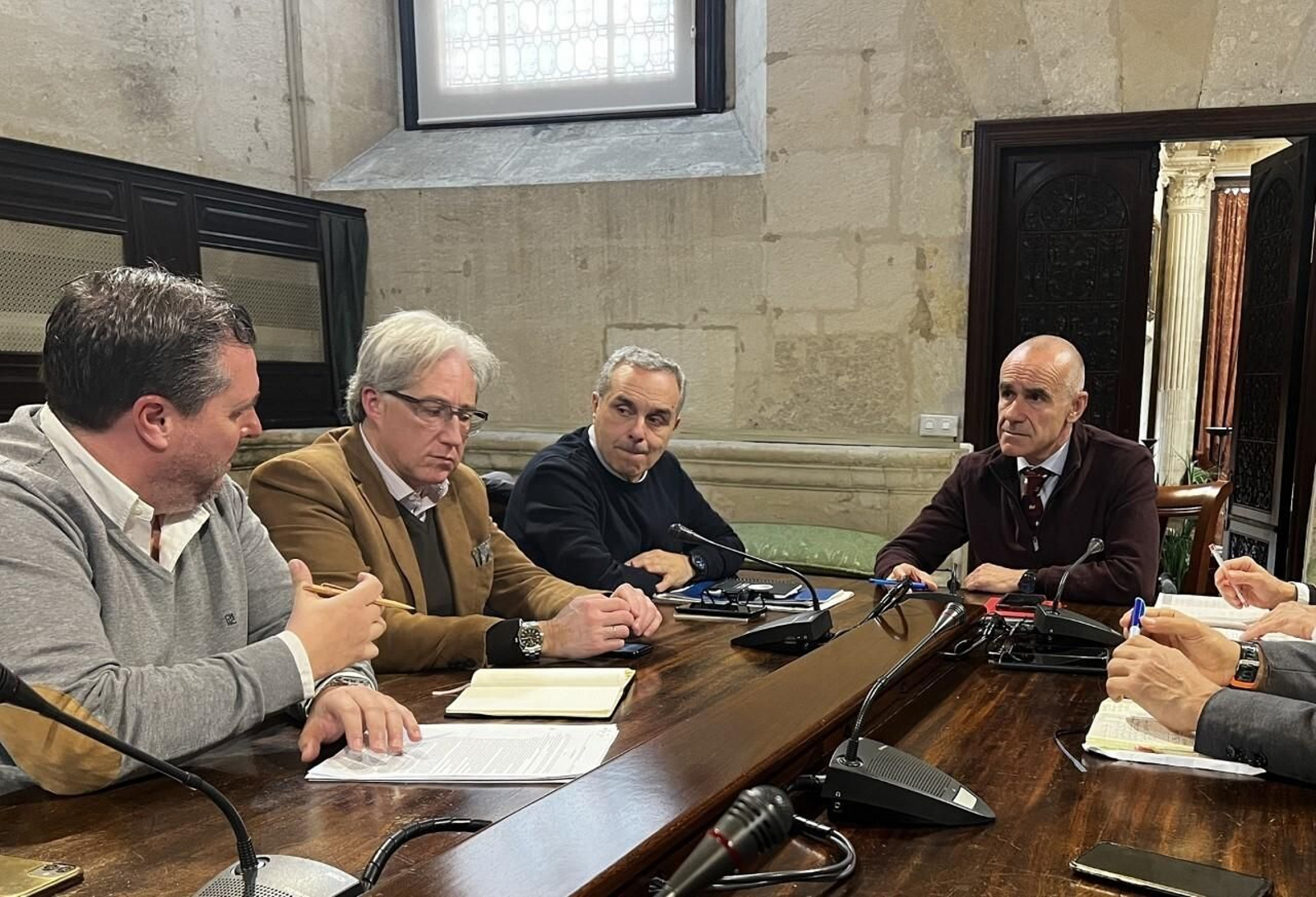 Antonio Muñoz, reunido con los representantes de la patronal hostelera de Sevilla.