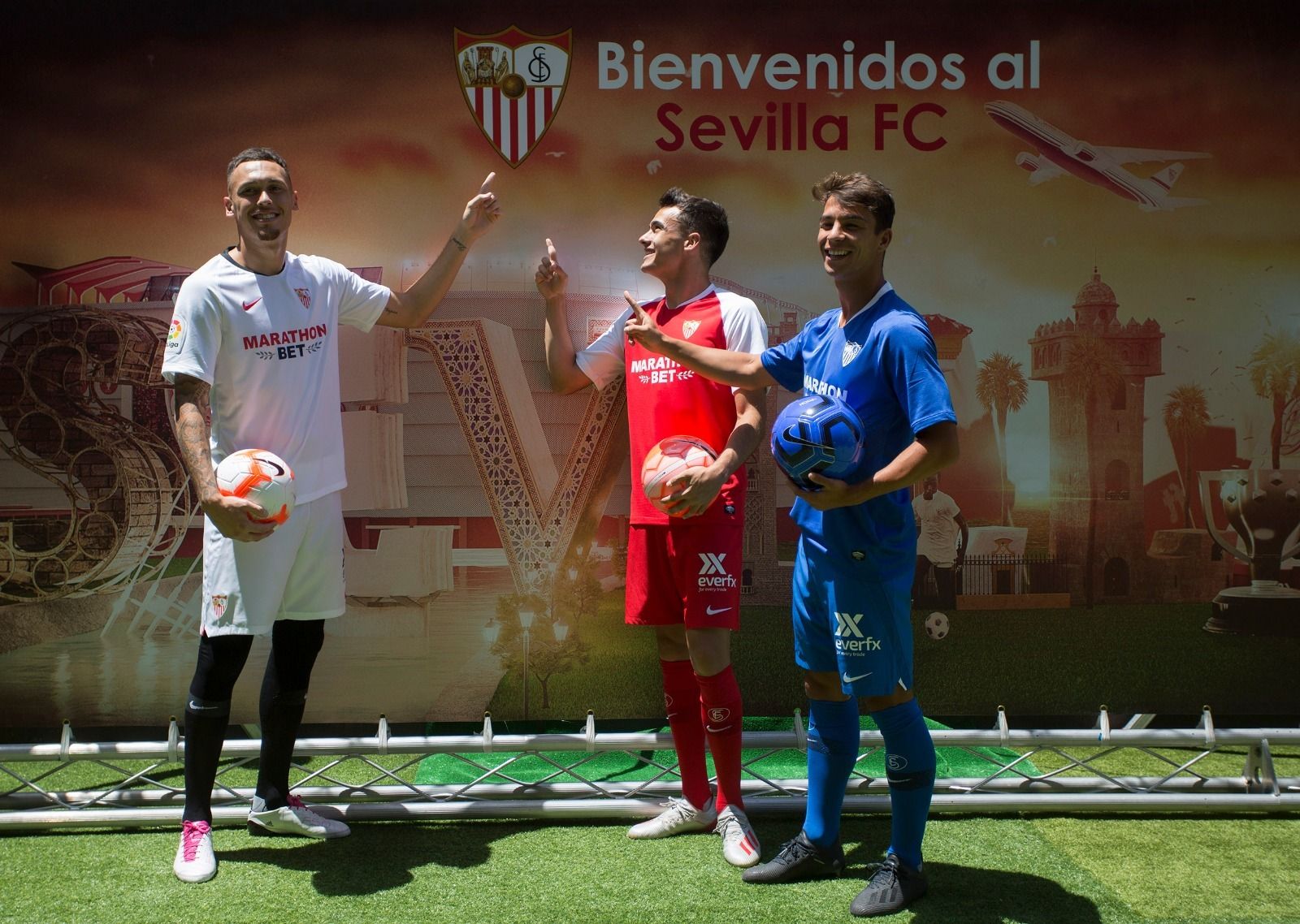 Óliver Torres sonríe ya como sevillista junto a Lucas Ocampos y Sergio Reguilón.