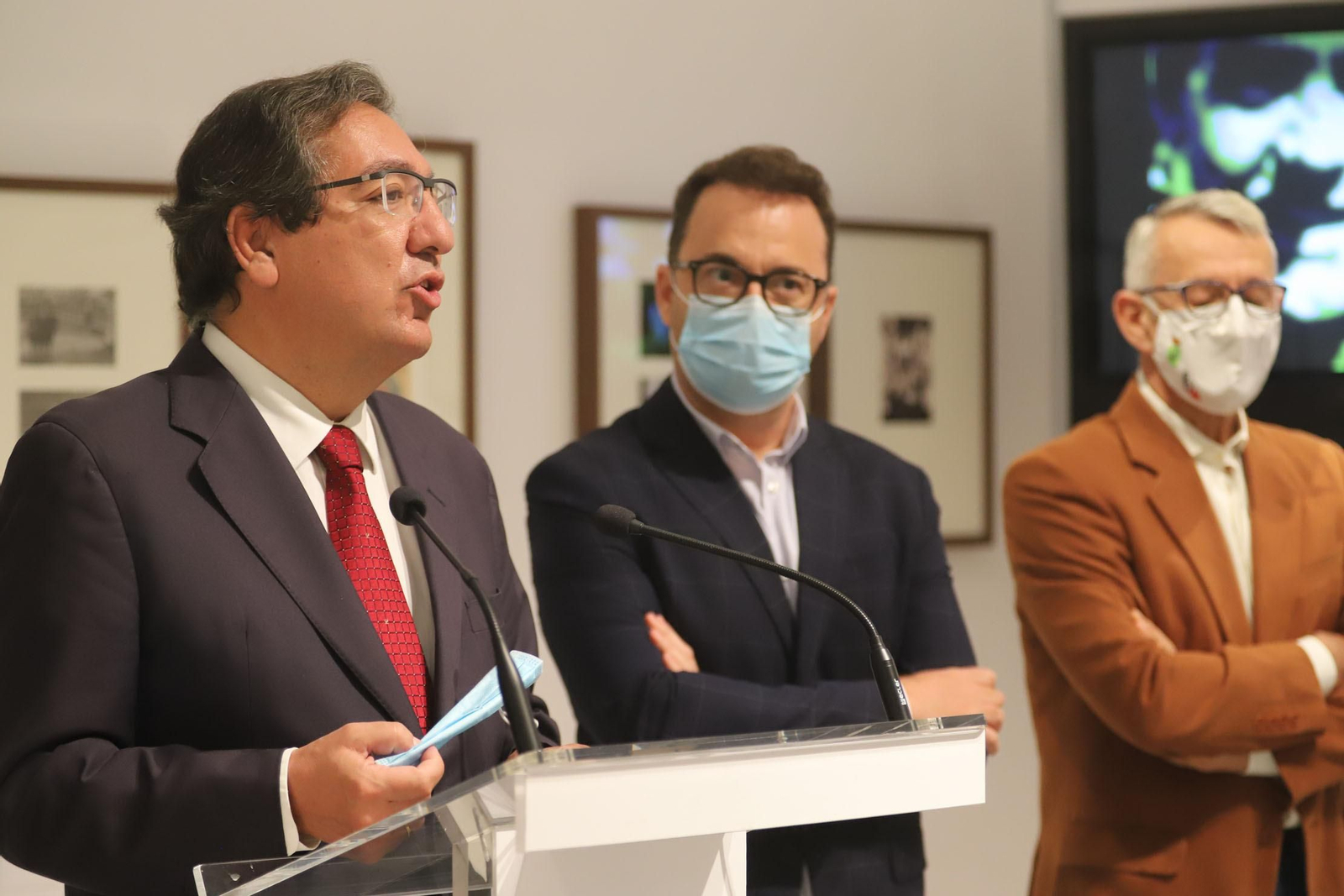 Las imágenes de la inauguración de la exposición 'Los Nuestros. Un puente de palabras'en el Comercial