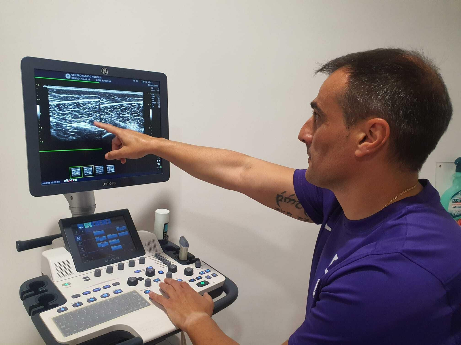 Rogelio señala una lesión muscular en un gemelo en un ecógrafo.