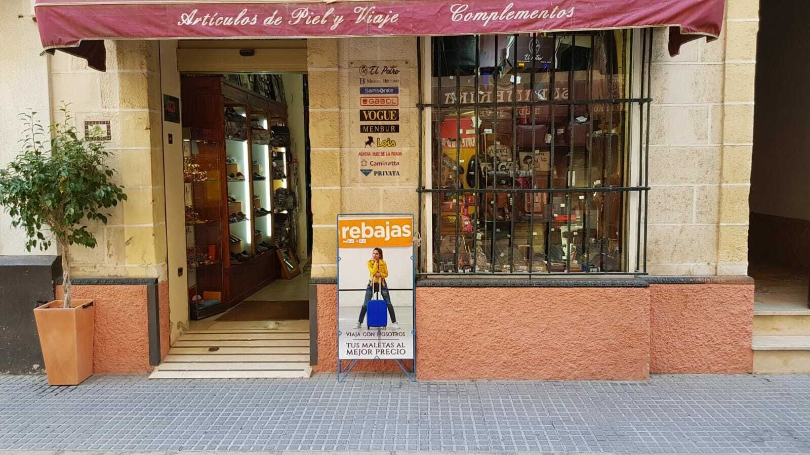 Entrada de otro comercio, donde tampoco se anuncian con mucho entusiasmo las rebajas.