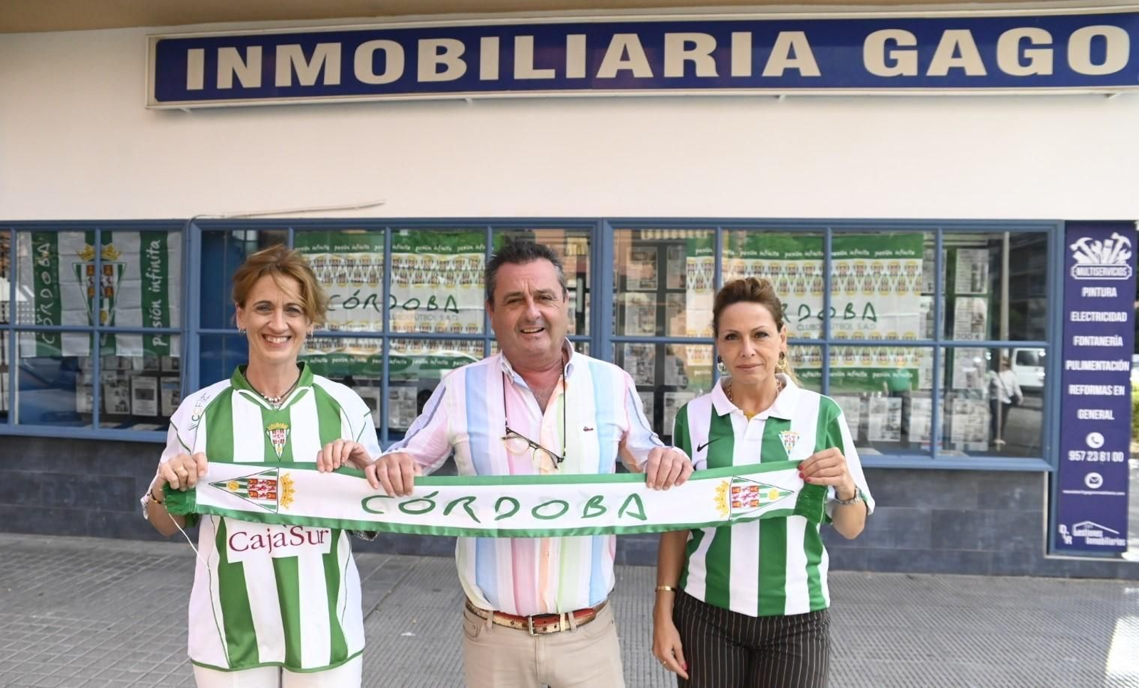 Trabajadoras de la Inmobiliaria Gago, junto al responsable del negocio, posan con la indumentaria del Córdoba CF.