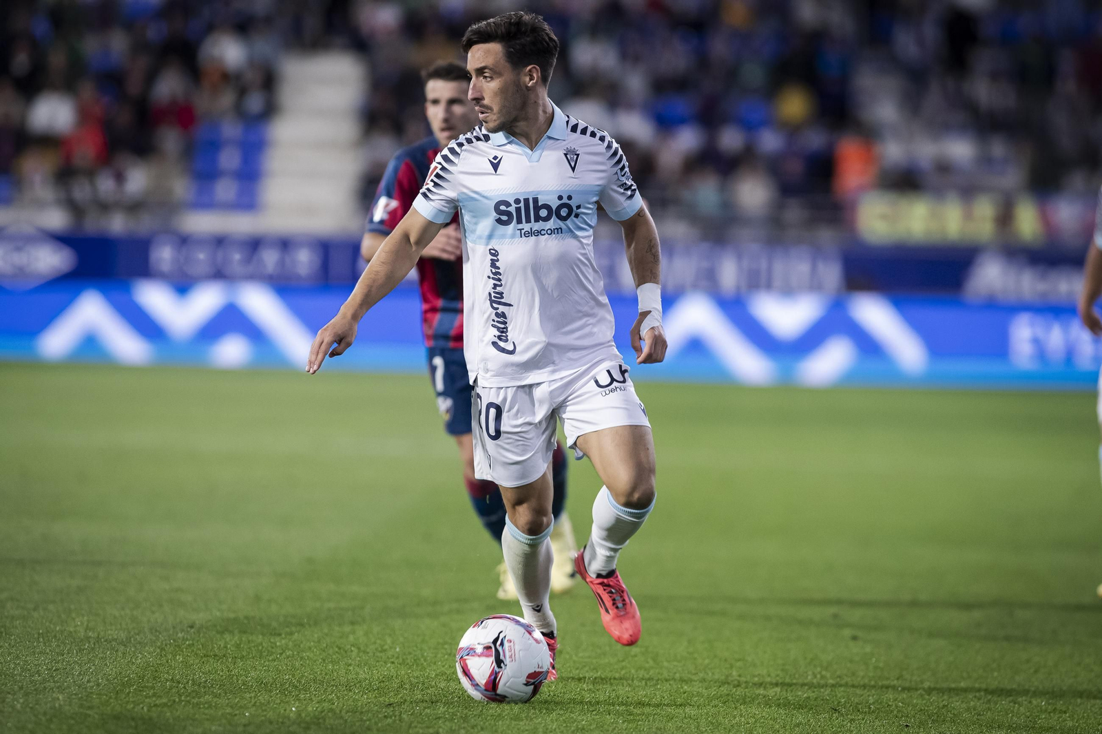 Las imágenes del partido entre el Huesca y el Cádiz C.F
