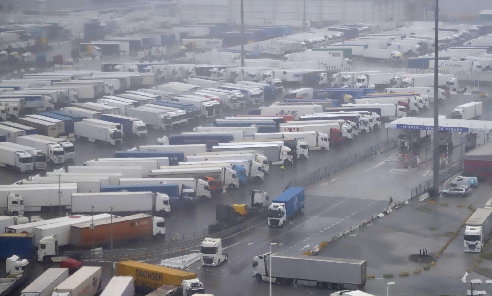 Fotos de la borrasca Joseph: Rachas de 100 km/h cierran el Estrecho y colapsan el Puerto de Algeciras