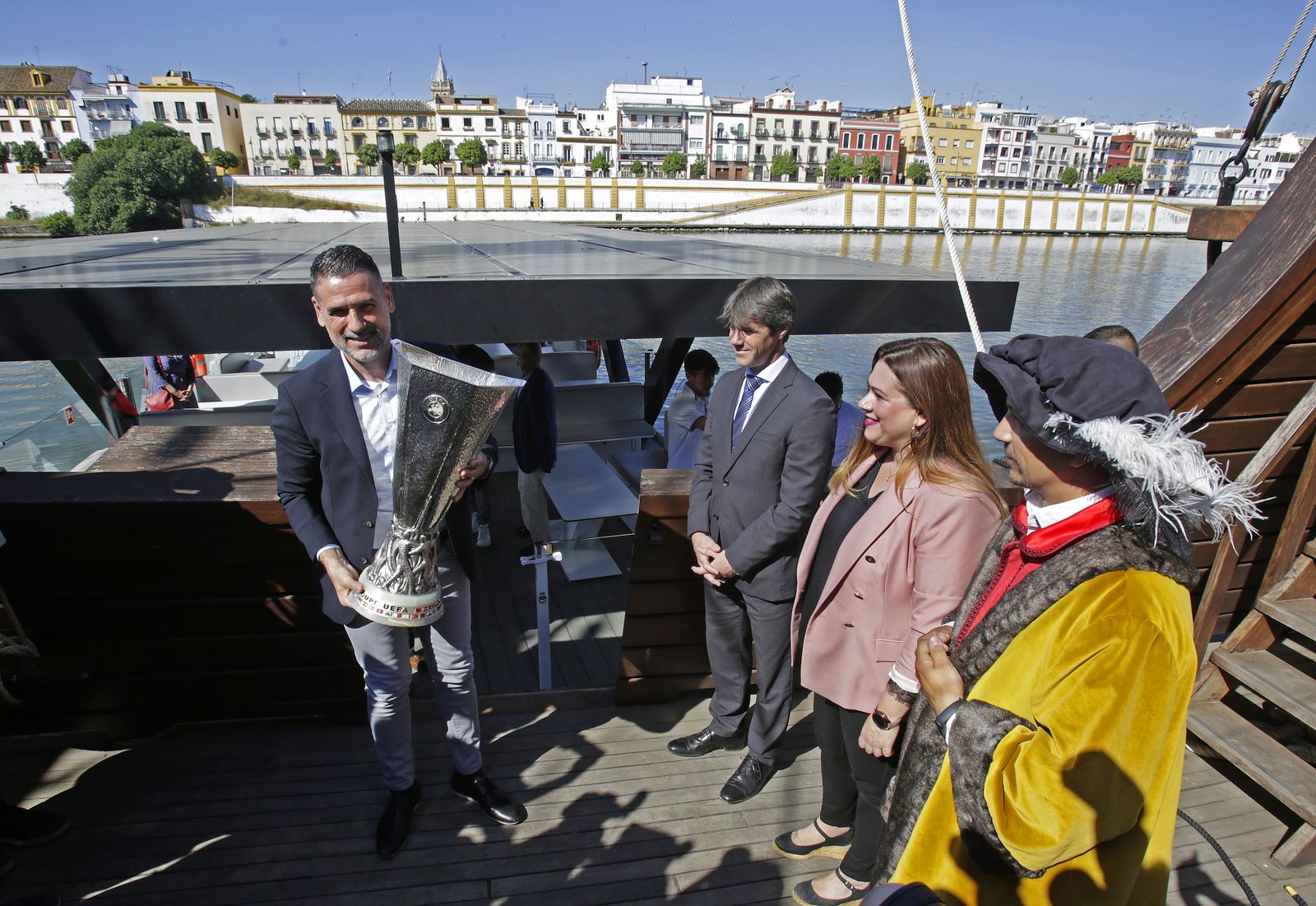 Llegada del trofeo de la UEFA Europa league