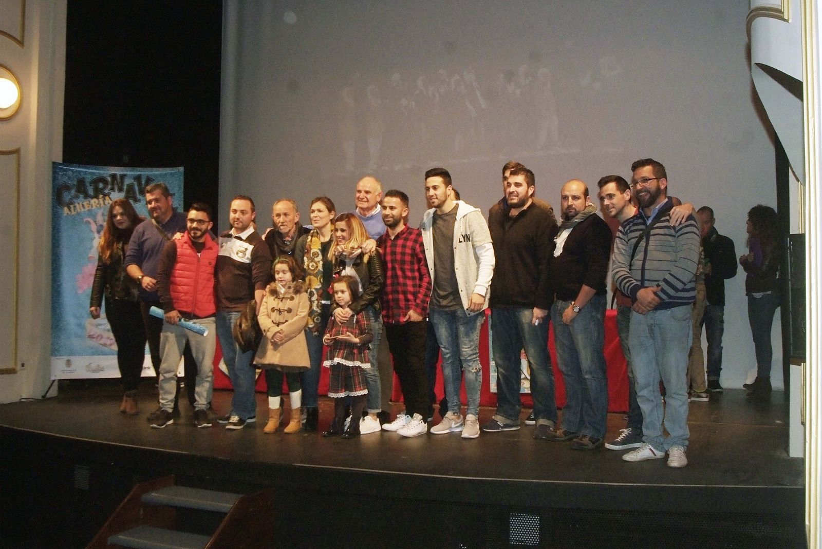 Ana Martínez Labella y Nicolás Castillo con representantes de los grupos que estarán en el concurso.