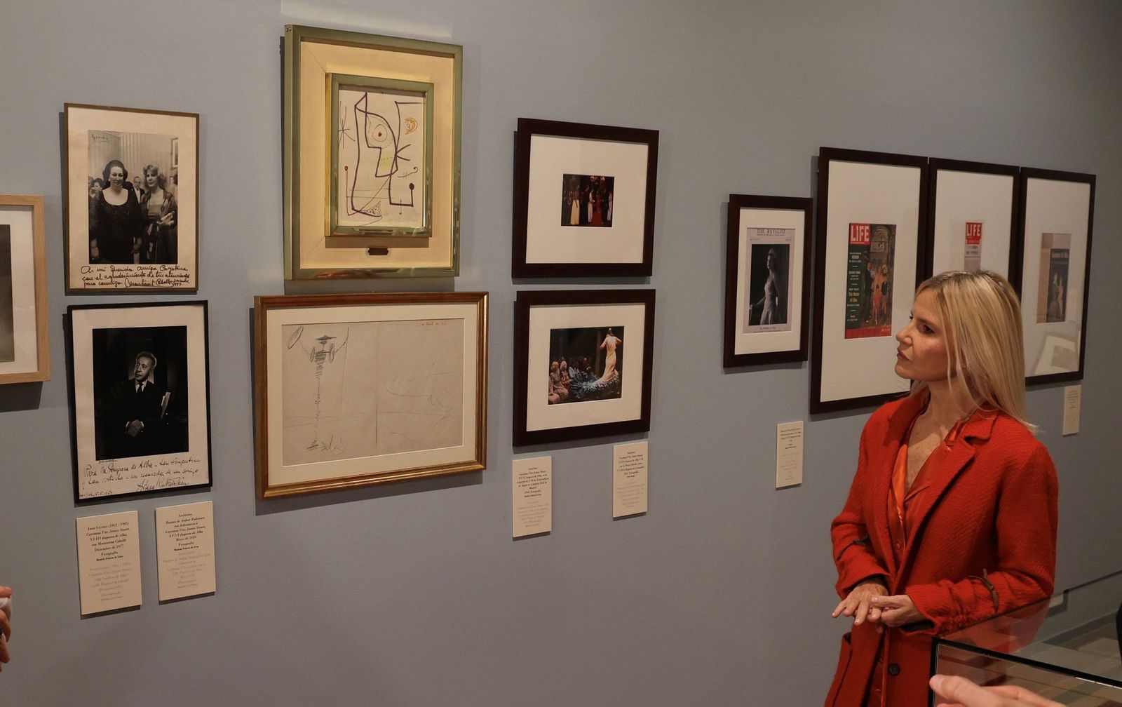 Algunas de los cuadros con las firmas de Dalí, Miró y Picasso cuando visitaron los palacios de los Alba.