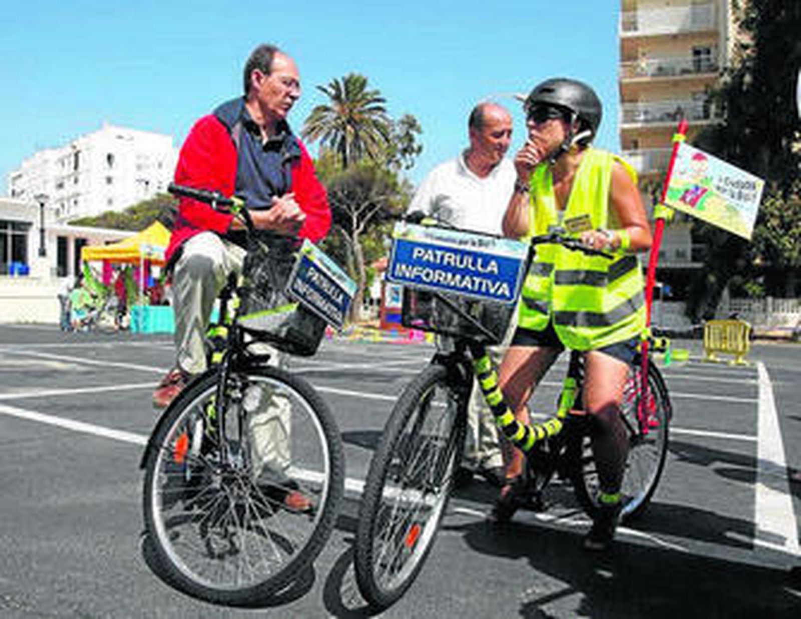 El consejero Díaz Trillo -a laizquierda-, subido en una bicicleta.