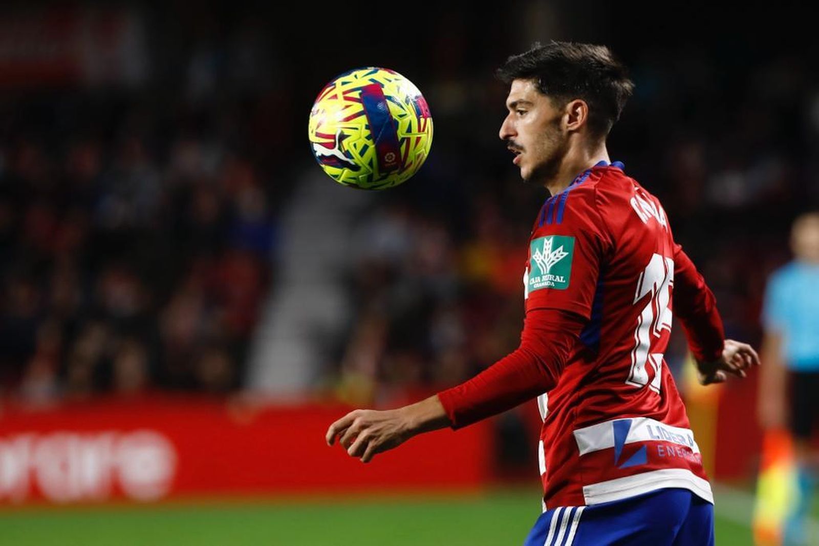 Carlos Neva trata de controlar el esférico.