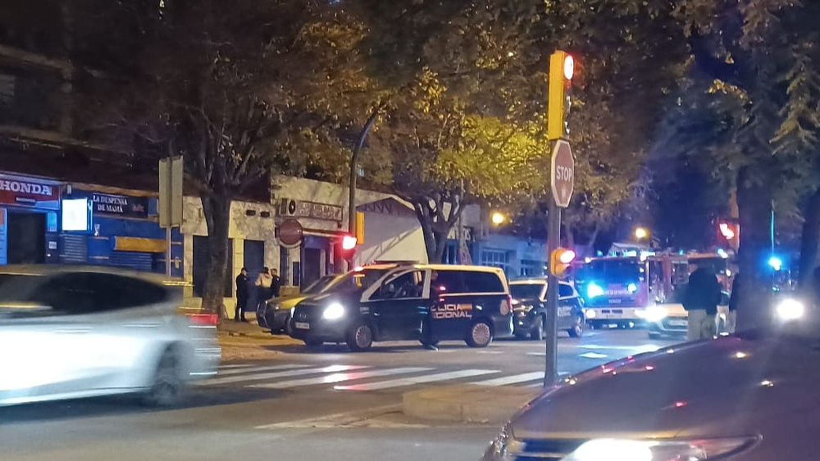 Bomberos y Policía Nacional durante una incidencia en la capital onubense esta Nochevieja.