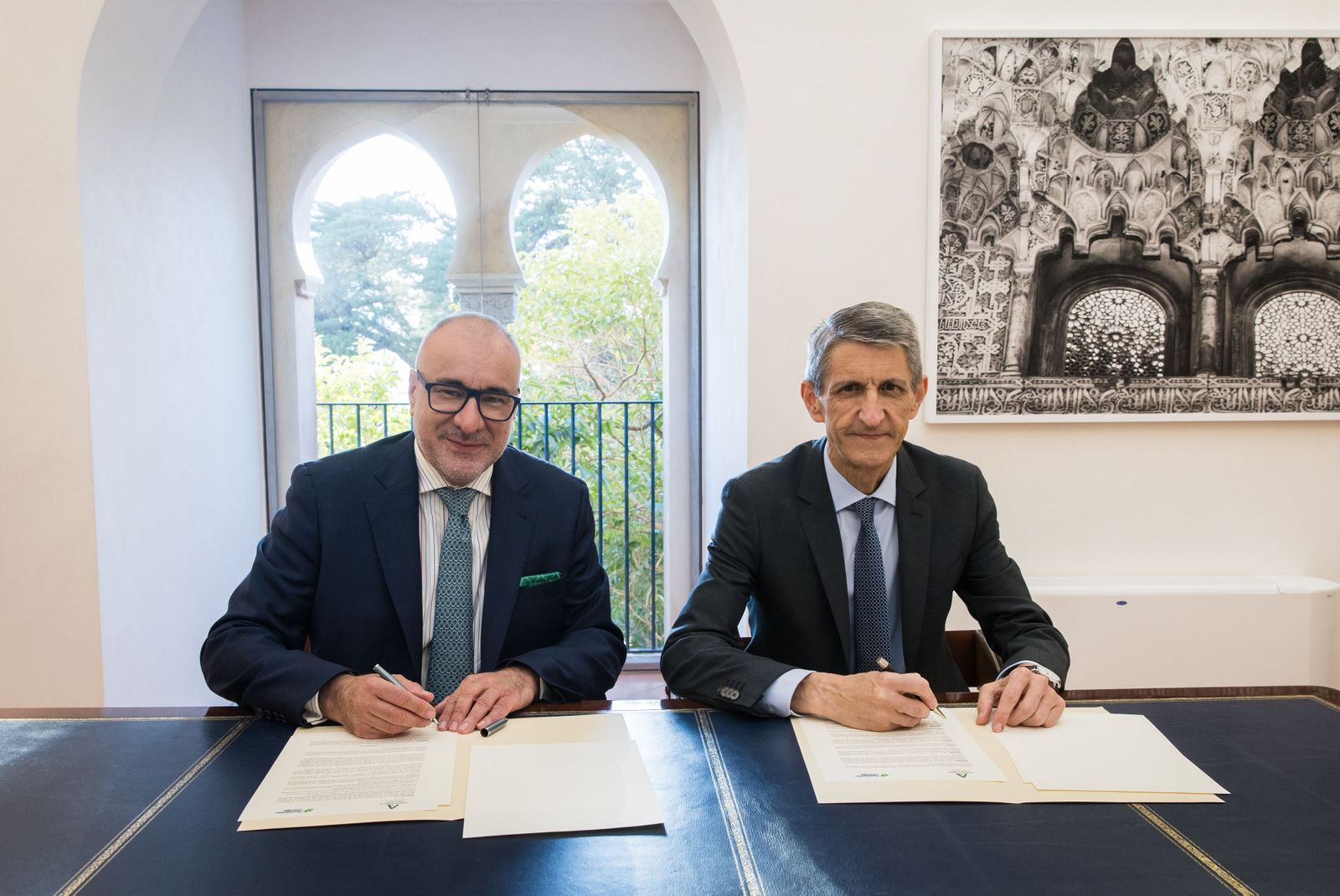 El presidente de la Fundación Unicaja, José M. Domínguez, y el director general del Patronato de la Alhambra y Generalife, Rodrigo Ruiz-Jiménez, firman el nuevo protocolo de colaboración