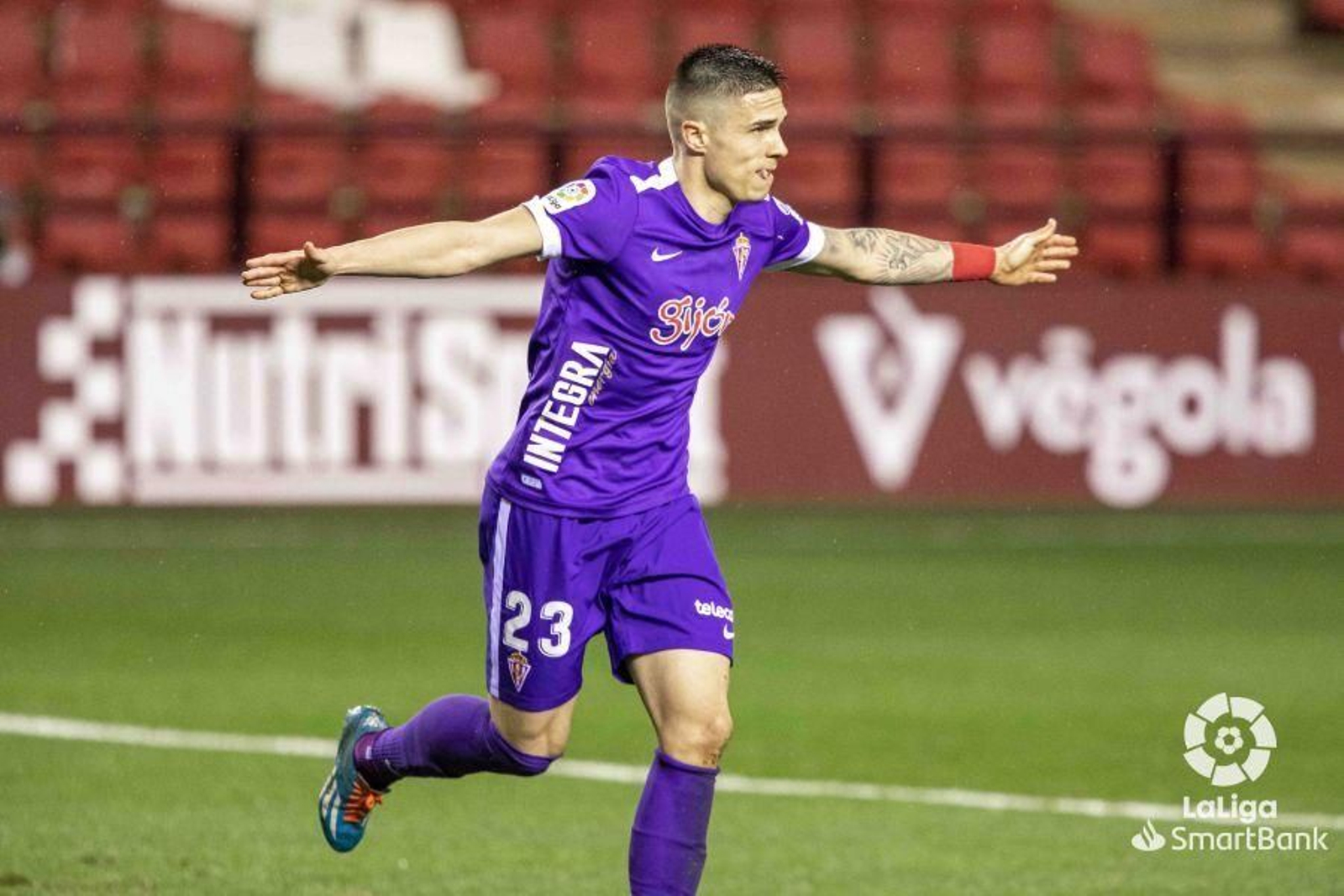 Uros Djurdjevic celebra uno de sus goles ante el Logroñés.