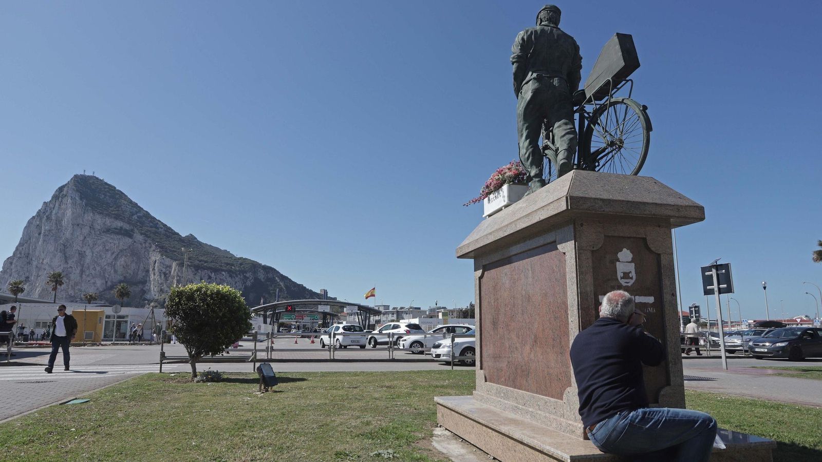 Monumento a los trabajadores transfronterizos frente a la Verja con Gibraltar Monumento a los trabajadores transfronterizos frente a la Verja con Gibraltar