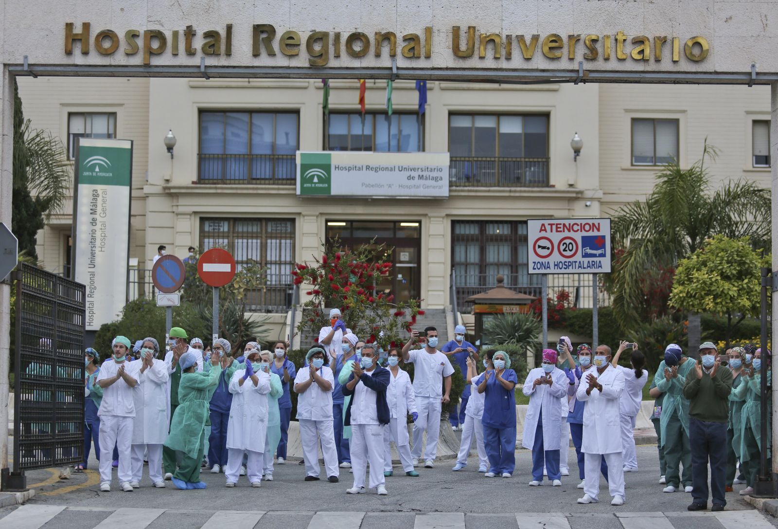 Aplausos del personal sanitario en el Hospital Regional de Málaga.