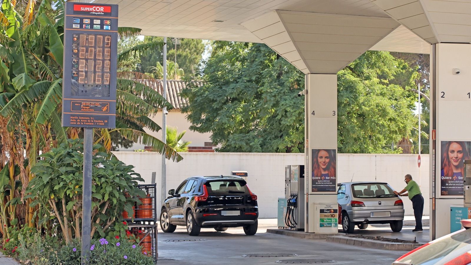 Otra gasolinera con precios ligeramente más bajos, aunque todos menos el diésel normal, por encima de dos euros.