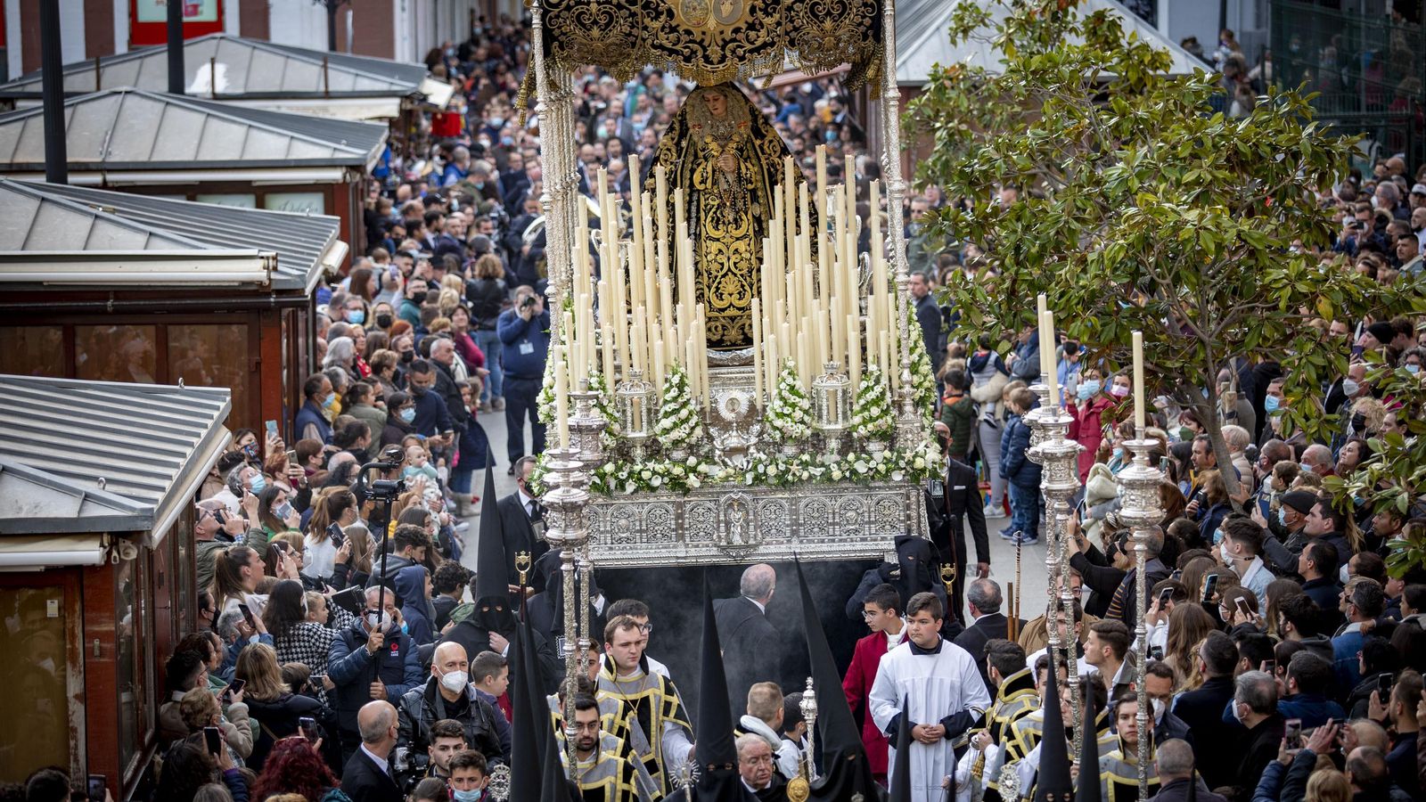 El palio de Dolores de Servitas, por la plaza de la Libertad.