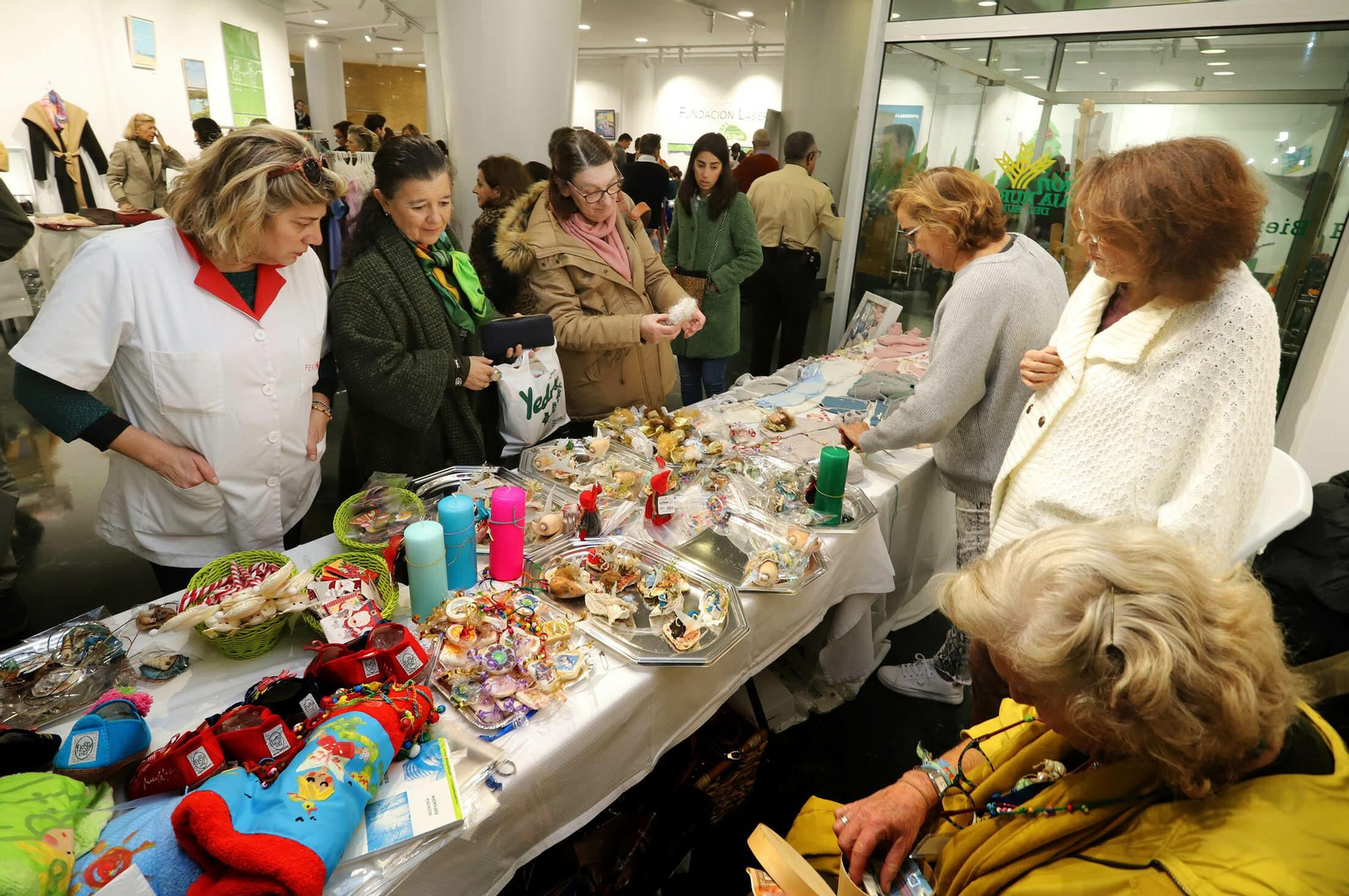 Imágenes del mercadillo navideño en Caja Rural del Sur