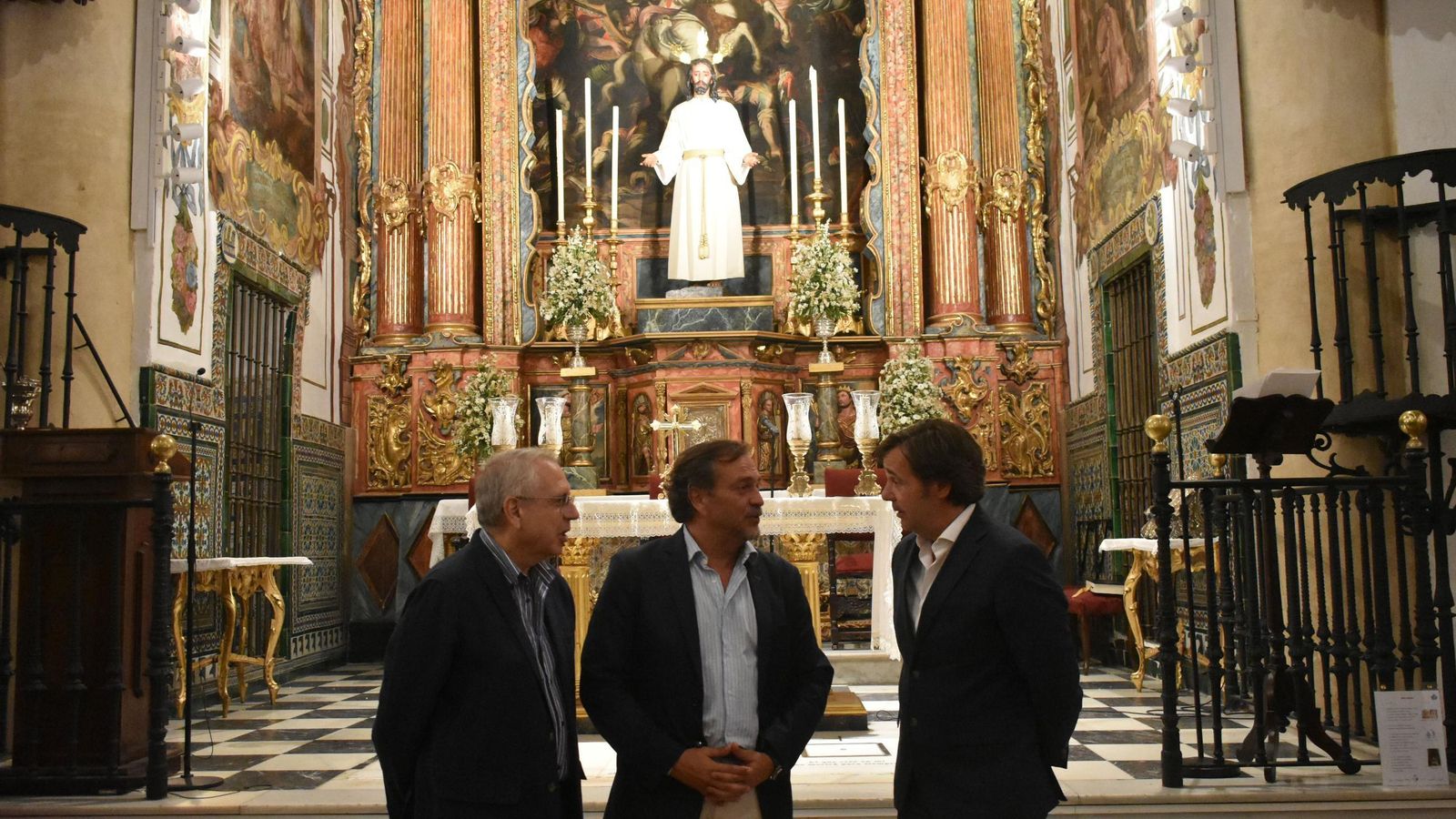 Los tres hermanos mayores conversan ante el Señor de la Redención