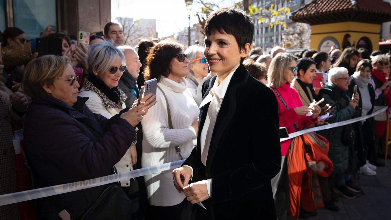 Elena Anaya entrando al Teatro Isabel La Católica
