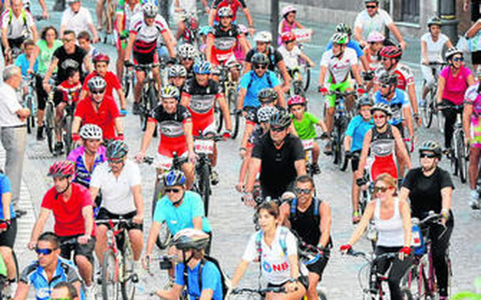 Personas de todas las edades conformaron la Quedada Ciclista que recorrió ayer las calles de la ciudad.