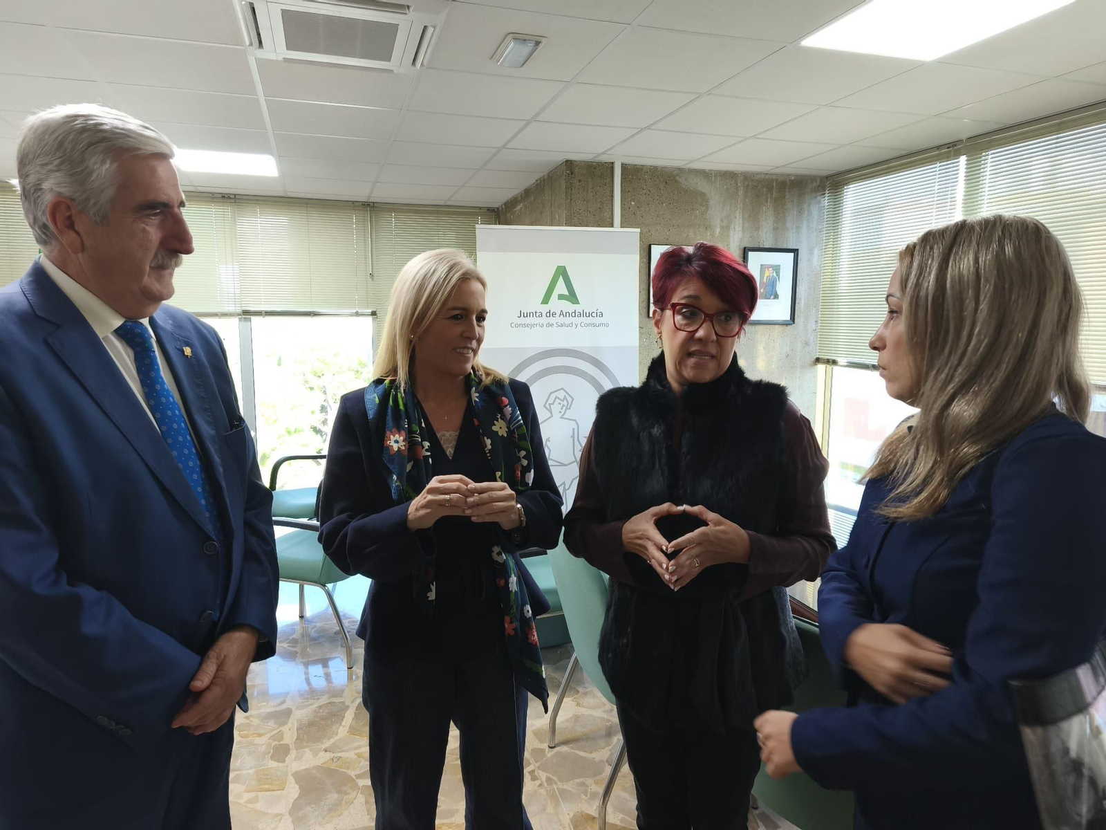 Reunión en Cádiz entre miembros del gobierno de Chipiona y la delegada de Sanidad de la Junta.