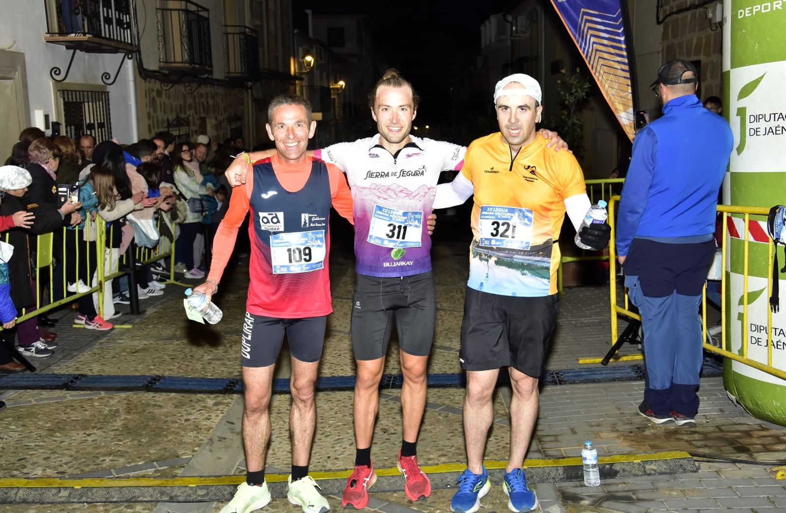 En imágenes: Baños de la Encina luce sus mejores galas en la XII Legua Urbana Nocturna La Bellota