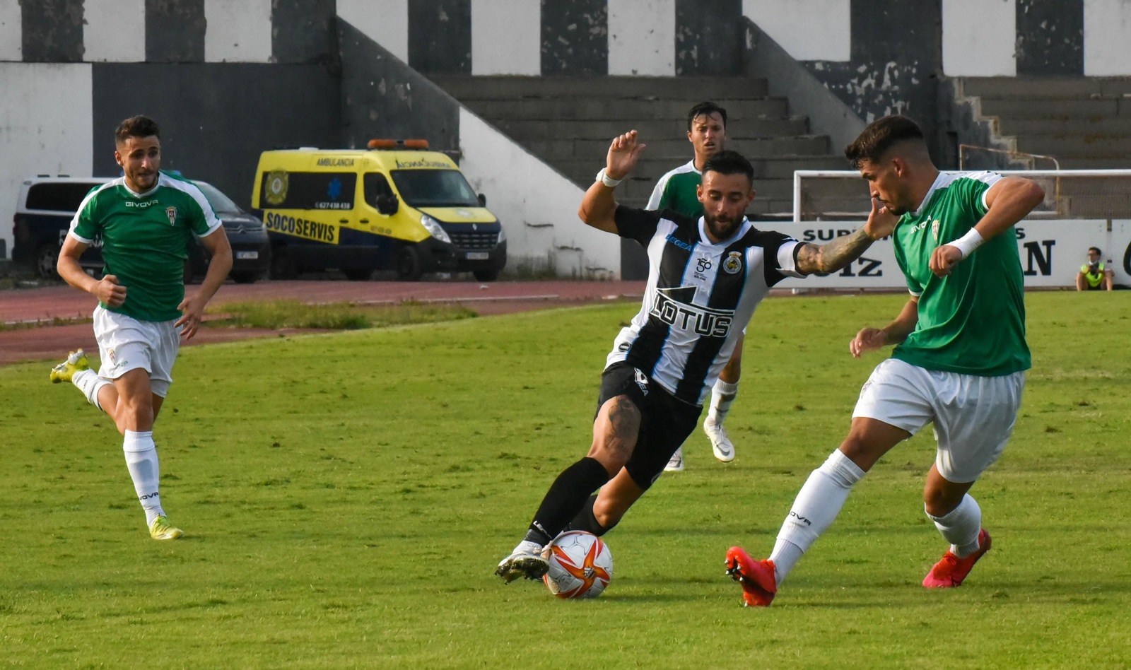 José Alonso intenta tapar la entrada de Antoñito.