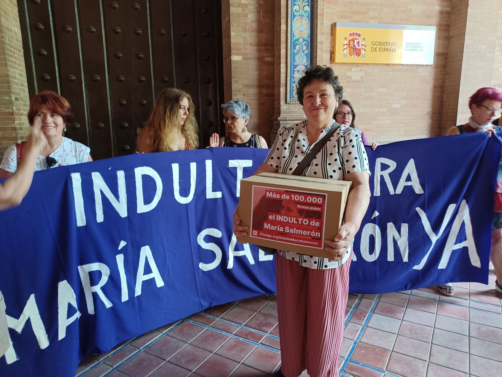 María Salmerón con las más de 100.000 firmas que ha recogido pidiendo su indulto.
