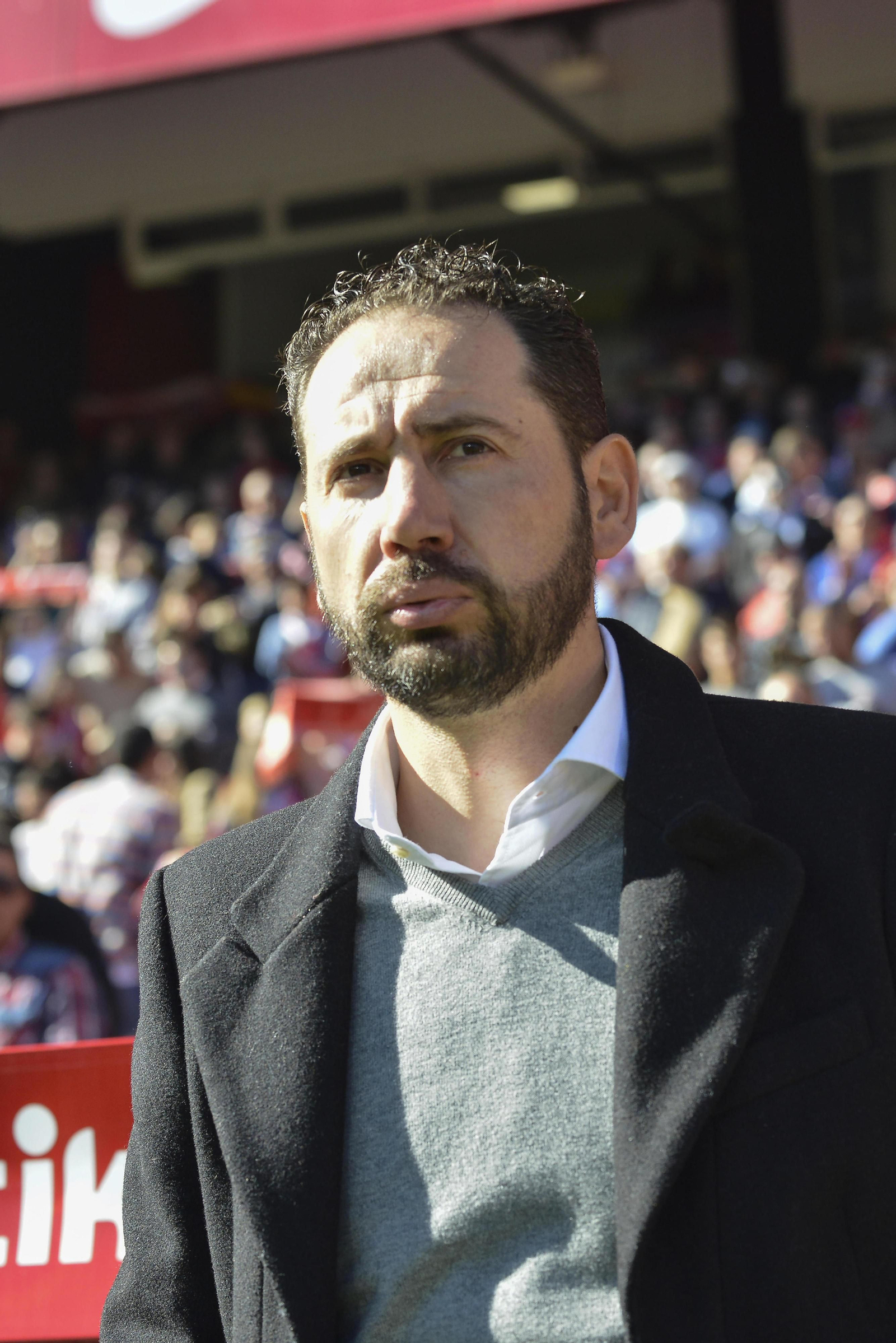 Machín antes del comienzo del partido ante el Levante.