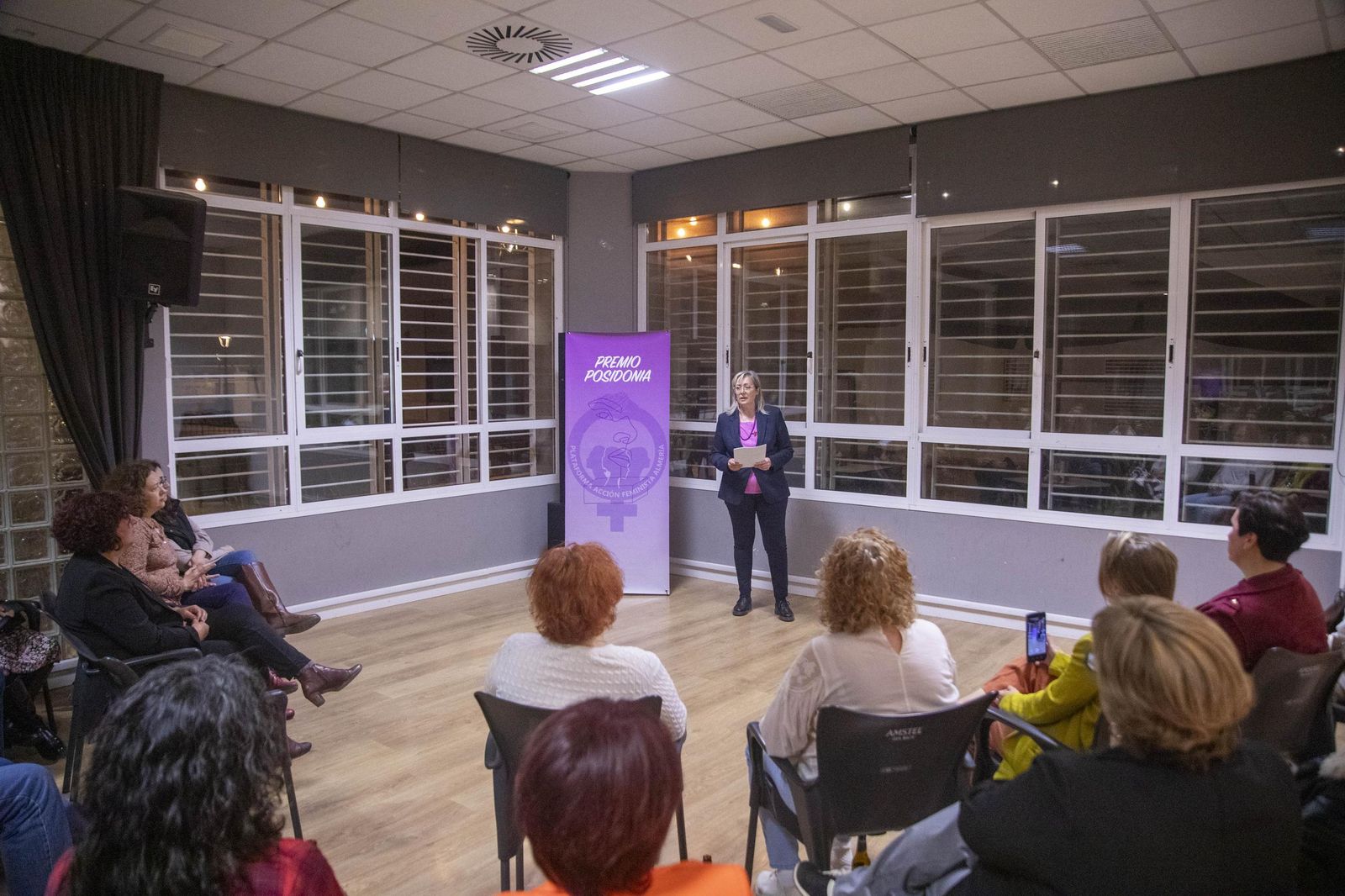 La Plataforma de Acción Feminista en Almería rinde homenaje a las mujeres de la Desbandá con su II Premio ‘Posidonia’ a Loli Sierra, vicepresidenta de la Asociación Memorialista de la Desbandá, en imágenes