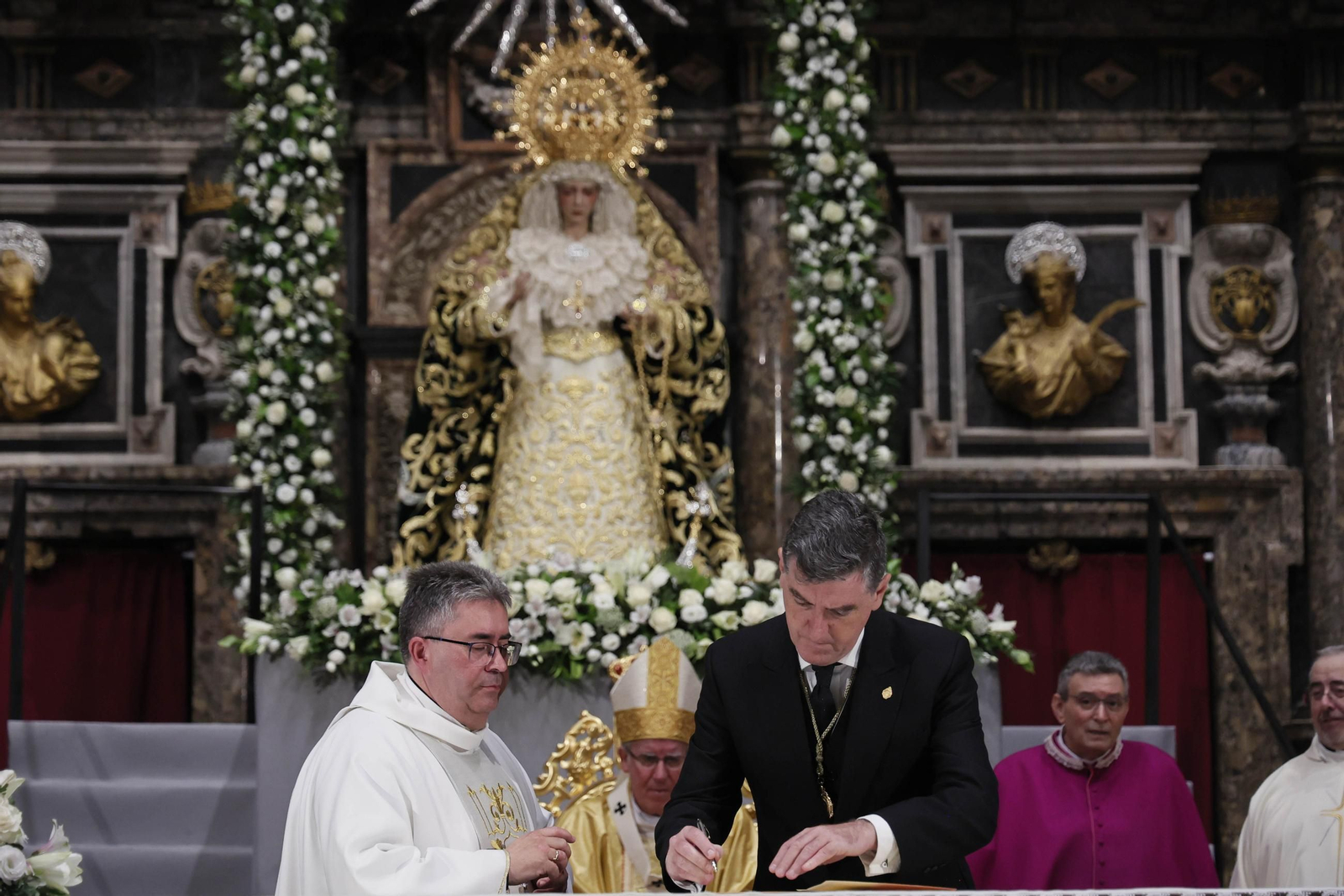 La coronación de la Virgen del Rocío en imágenes